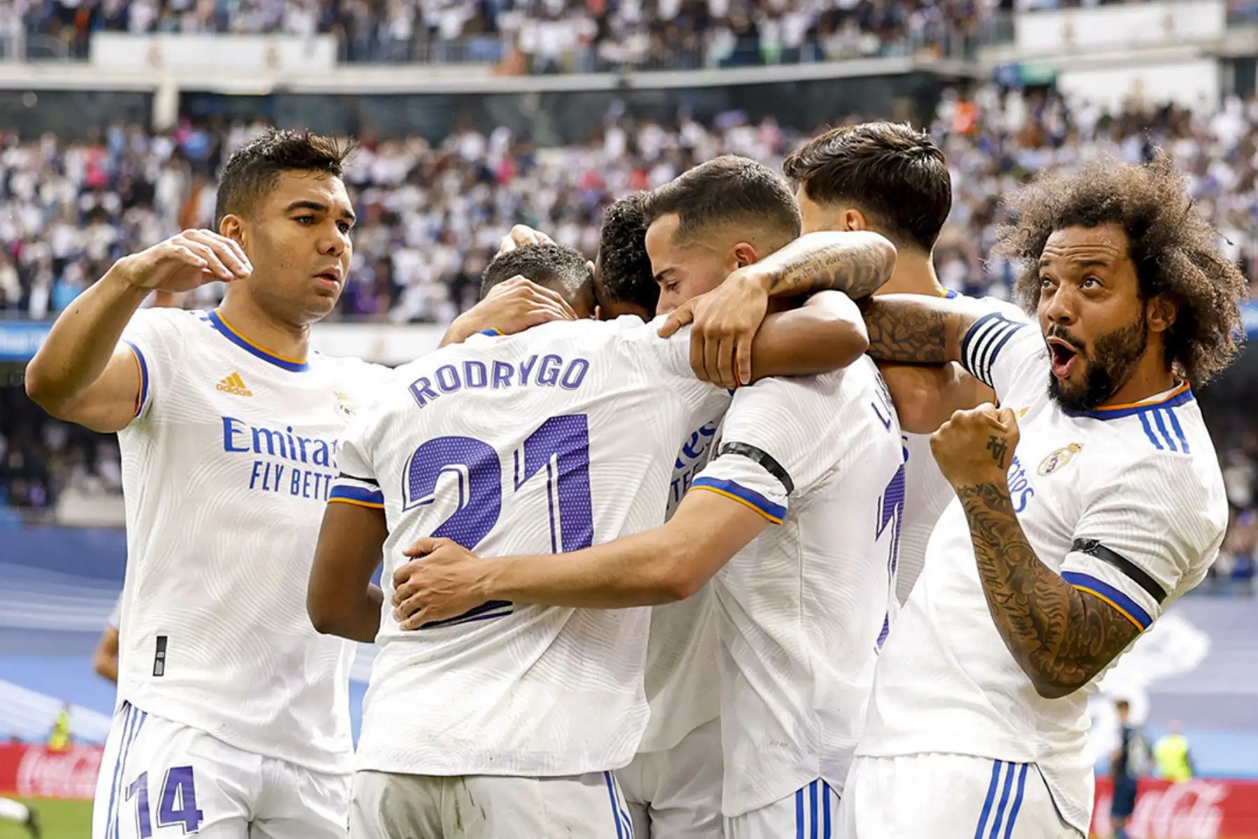 Los jugadores del Real Madrid celebran el segundo gol de su compañero, el centrocampista brasileño Rodrygo Silva celebra con su compañero Lucas Vázquez su gol ante el Espanyol durante el partido de Liga que Real Madrid y Espanyol disputan este sábado en el estadio Santiago Bernabéu. Foto: Real Madrid
