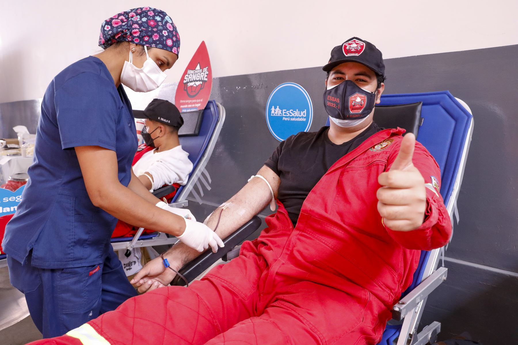 Con el fin de contribuir al sostenimiento de los bancos de sangre en los diversos centros asistenciales, la Red Prestacional Almenara de EsSalud realizó una campaña itinerante de donación voluntaria de sangre en la Compañía de Bomberos N° 8 de La Victoria. Foto: Difusión