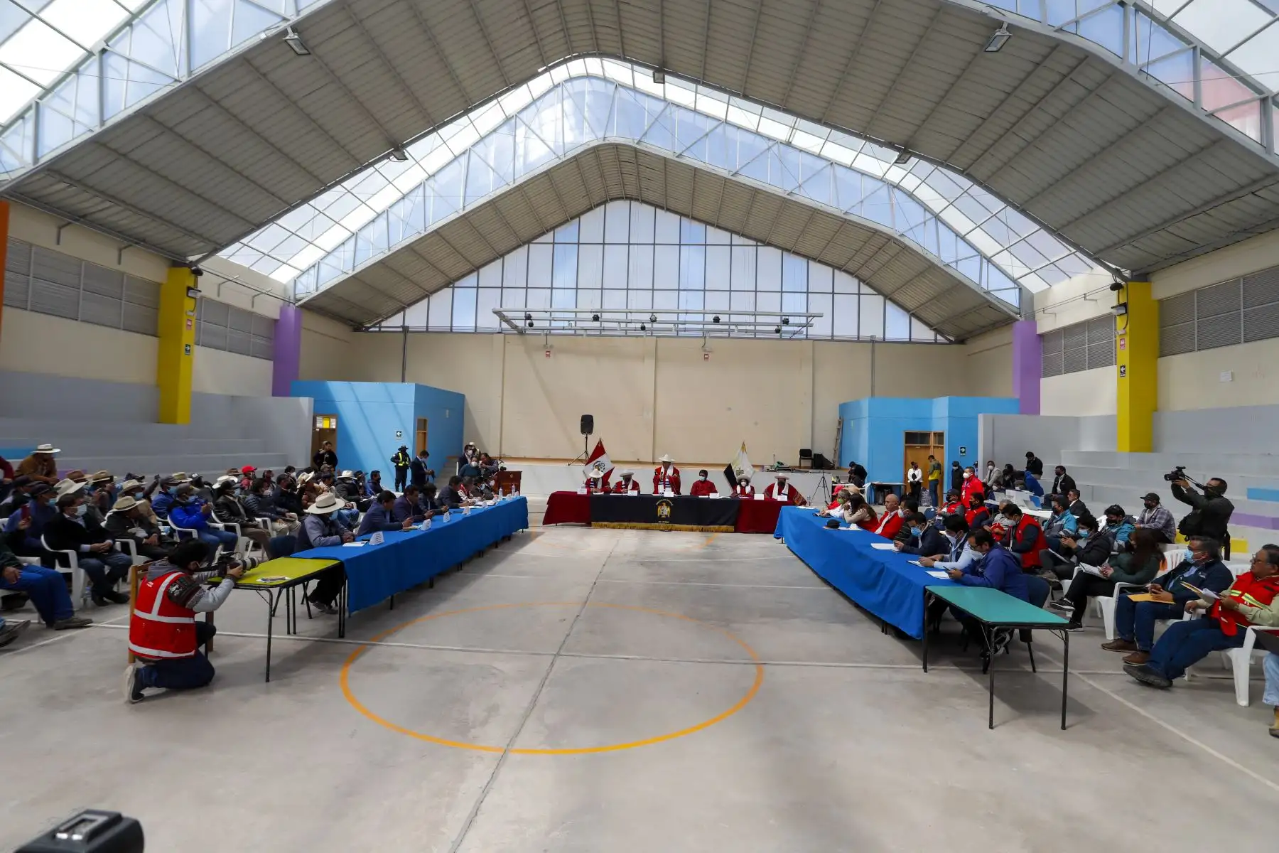 Presidente del Consejo de Ministros, Aníbal Torres, encabeza la reinstalación de la Mesa de Diálogo para el Desarrollo de Espinar con la participación de los ministros del MTC y Minem, el alcalde provincial, autoridades distritales, un representante del gobierno regional del Cusco y de organizaciones sociales. Foto: PCM