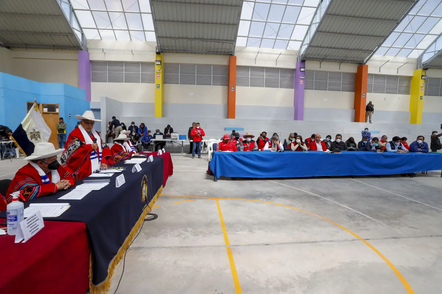 Presidente del Consejo de Ministros, Aníbal Torres, encabeza la reinstalación de la Mesa de Diálogo para el Desarrollo de Espinar con la participación de los ministros del MTC y Minem, el alcalde provincial, autoridades distritales, un representante del gobierno regional del Cusco y de organizaciones sociales. Foto: PCM