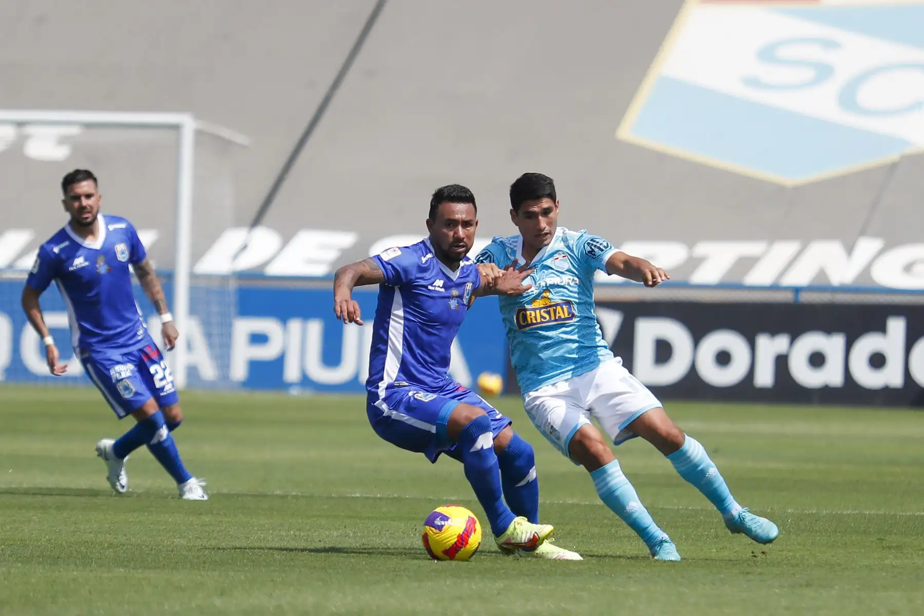 Sporting Cristal se enfrenta a Binacional en un partido de la jornada 12 de la Liga 1 en el estadio Alberto Gallardo en el Cercado de Lima. Foto: ANDINA/Renato Pajuelo