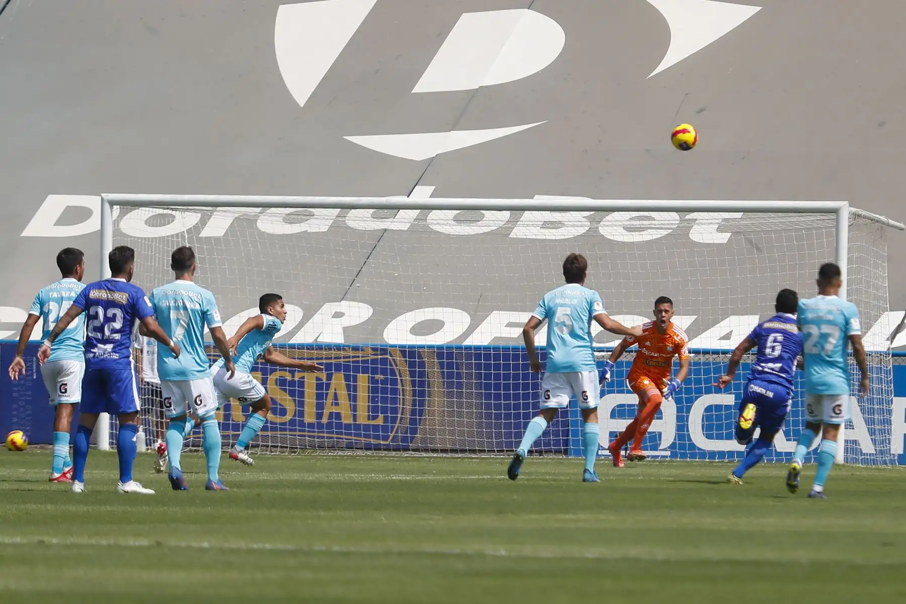Sporting Cristal se enfrenta a Binacional en un partido de la jornada 12 de la Liga 1 en el estadio Alberto Gallardo en el Cercado de Lima. Foto: ANDINA/Renato Pajuelo