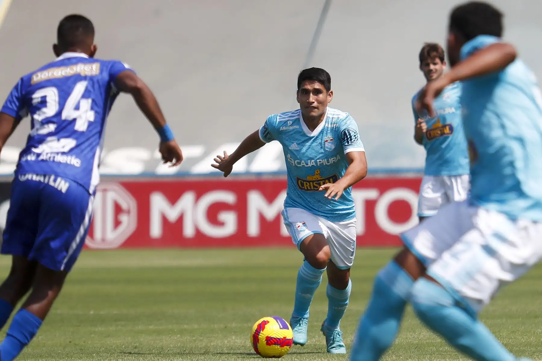 Sporting Cristal se enfrenta a Binacional en un partido de la jornada 12 de la Liga 1 en el estadio Alberto Gallardo en el Cercado de Lima. Foto: ANDINA/Renato Pajuelo