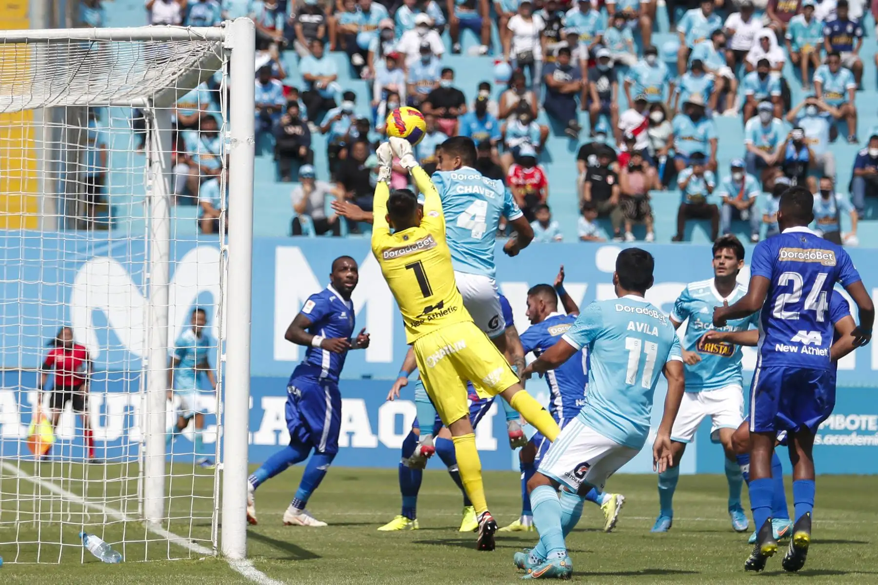 Sporting Cristal se enfrenta a Binacional en un partido de la jornada 12 de la Liga 1 en el estadio Alberto Gallardo en el Cercado de Lima. Foto: ANDINA/Renato Pajuelo