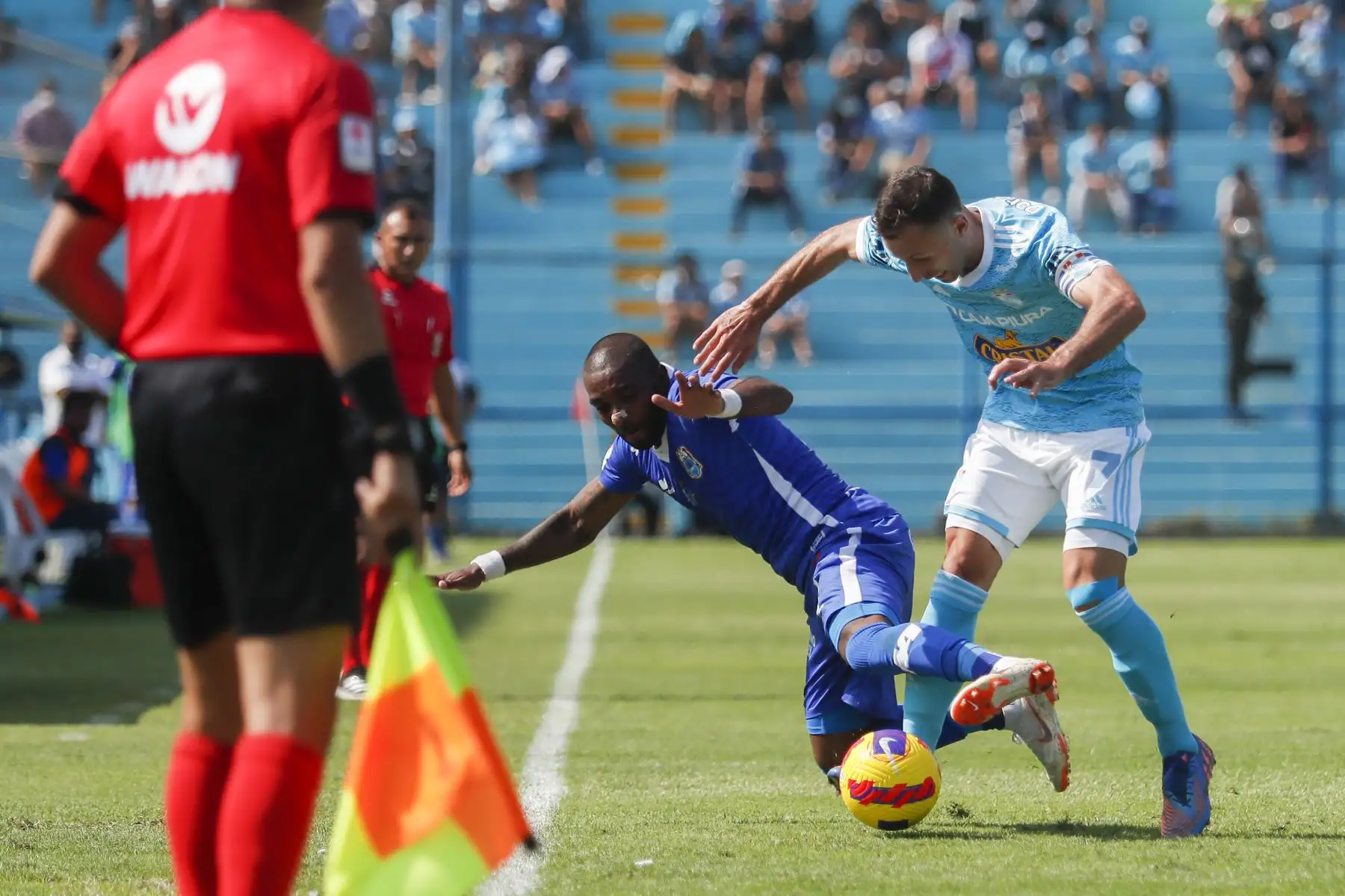 Sporting Cristal se enfrenta a Binacional en un partido de la jornada 12 de la Liga 1 en el estadio Alberto Gallardo en el Cercado de Lima. Foto: ANDINA/Renato Pajuelo