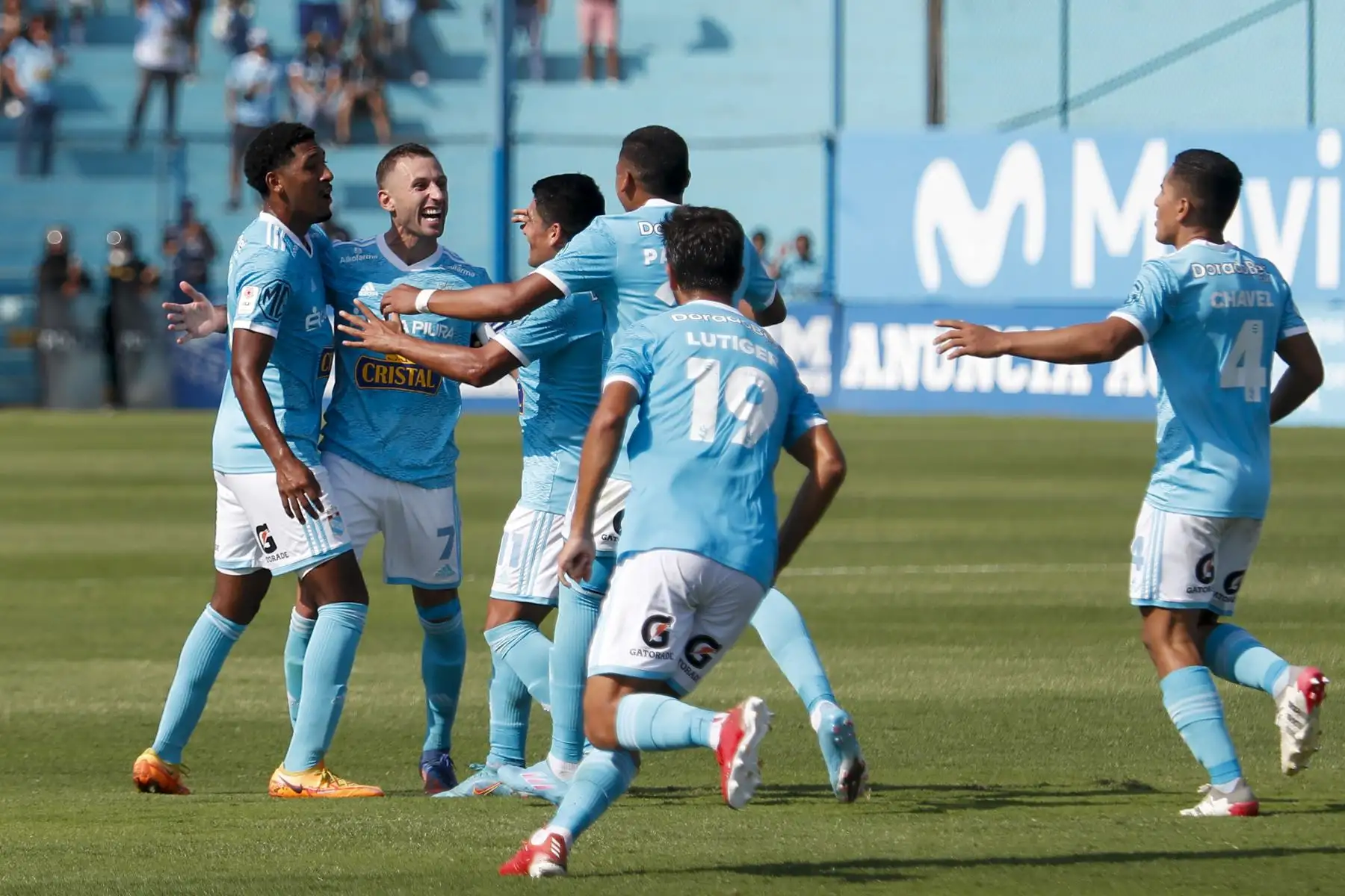 Jugadores de Sporting Cristal celebran gol, en un partido ante Binacional de la jornada 12 de la Liga 1 en el estadio Alberto Gallardo en el Cercado de Lima. Foto: ANDINA/Renato Pajuelo