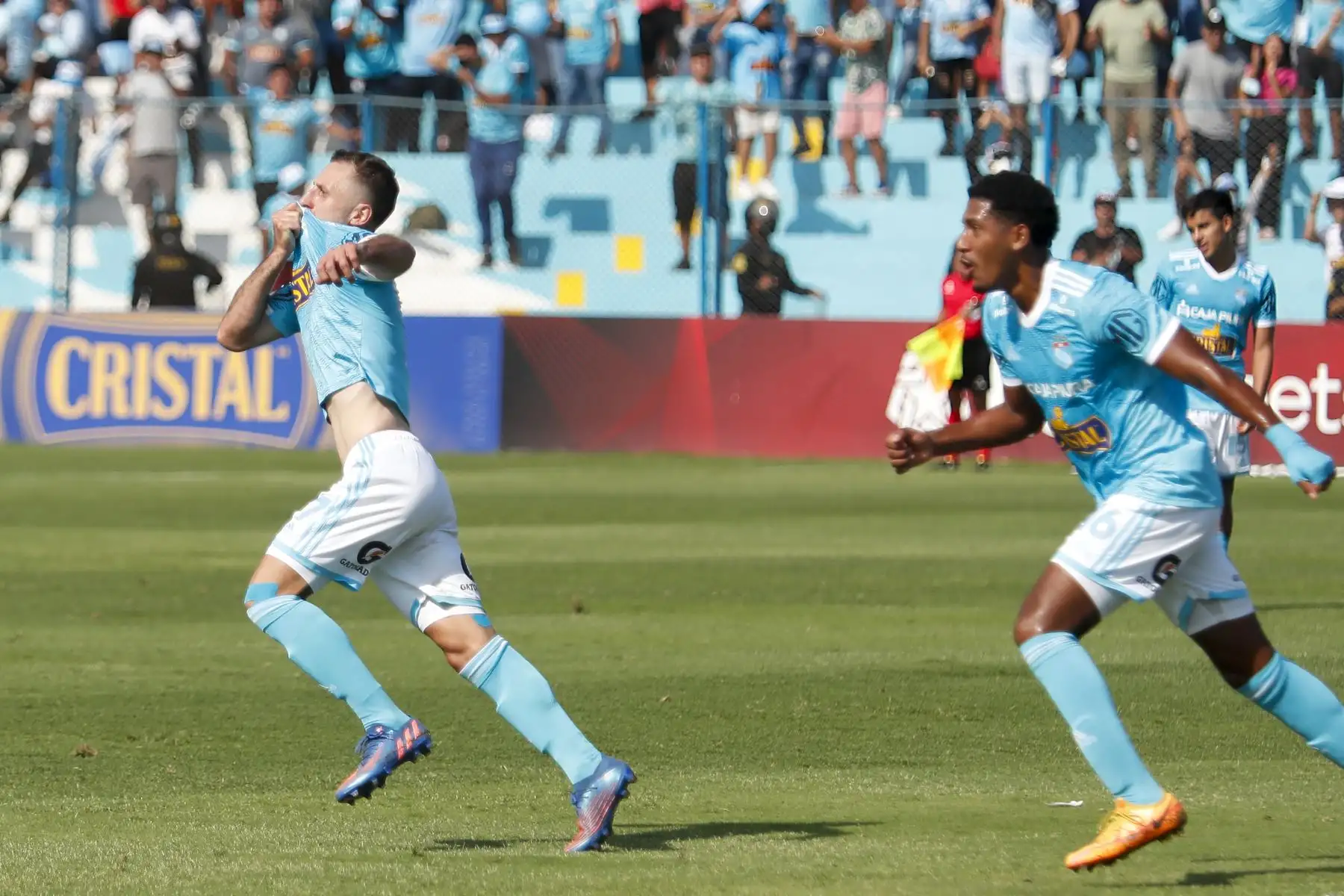 Calcaterra marca el 1-0 de Sporting Cristal ante el Binacional, en el estadio Alberto Gallardo. Foto: ANDINA/Renato Pajuelo