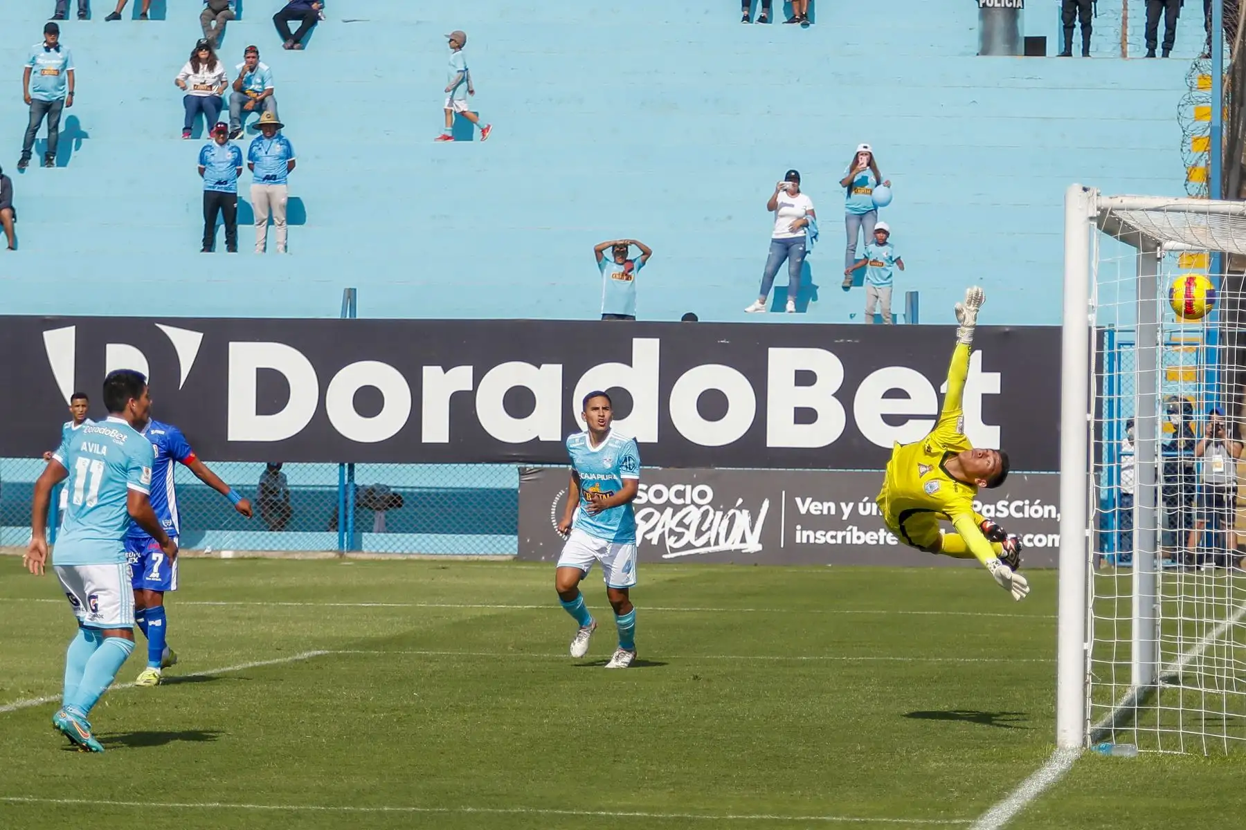 Sporting Cristal anota su primer gol a Binacional en un partido de la jornada 12 de la Liga 1 en el estadio Alberto Gallardo en el Cercado de Lima. Foto: ANDINA/Renato Pajuelo
