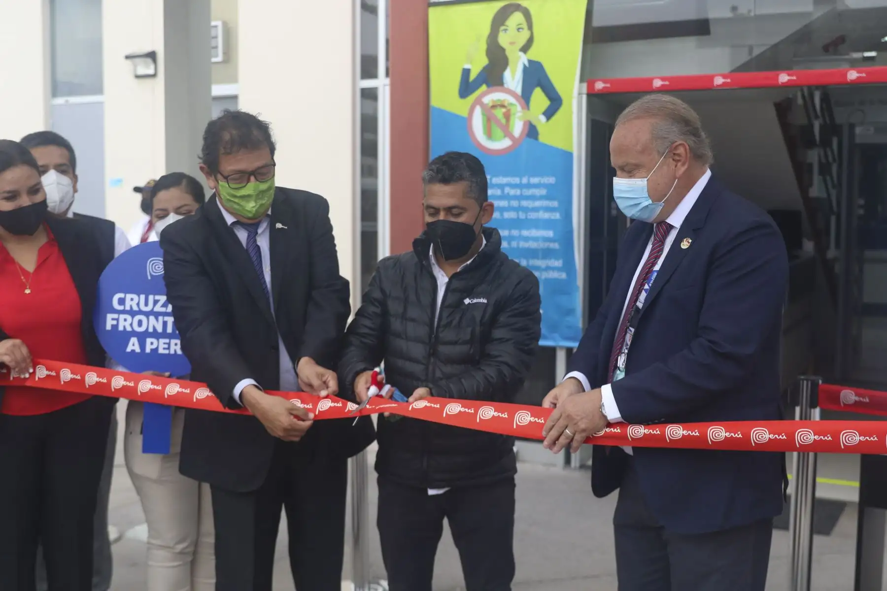 Ceremonia de reapertura de la frontera terrestre entre Perú y Chile, que contó con la participación de autoridades nacionales, regionales y locales. Ciudadano  chileno, Luis Gonzáles es recibido por autoridades peruanas en el Complejo Fronterizo Santa Rosa. Foto: ANDINA/ Eddy Ramos
