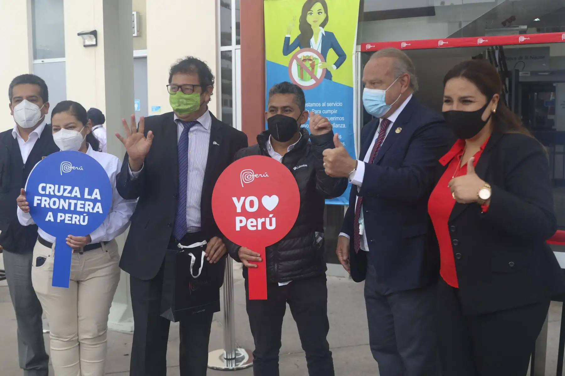 Ceremonia de reapertura de la frontera terrestre entre Perú y Chile, que contó con la participación de autoridades nacionales, regionales y locales. Ciudadano  chileno, Luis Gonzáles es recibido por autoridades peruanas en el Complejo Fronterizo Santa Rosa. Foto: ANDINA/ Eddy Ramos