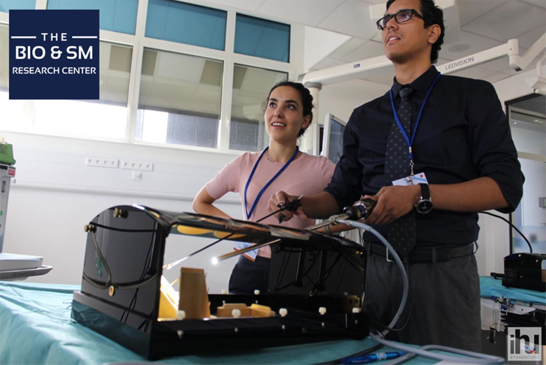 El ingeniero mecatrónico peruano José Cornejo trabaja en el diseño del prototipo de robot para microcirugías, que será portable y ocupará únicamente una mesa. Foto: BIO&SM Research Center