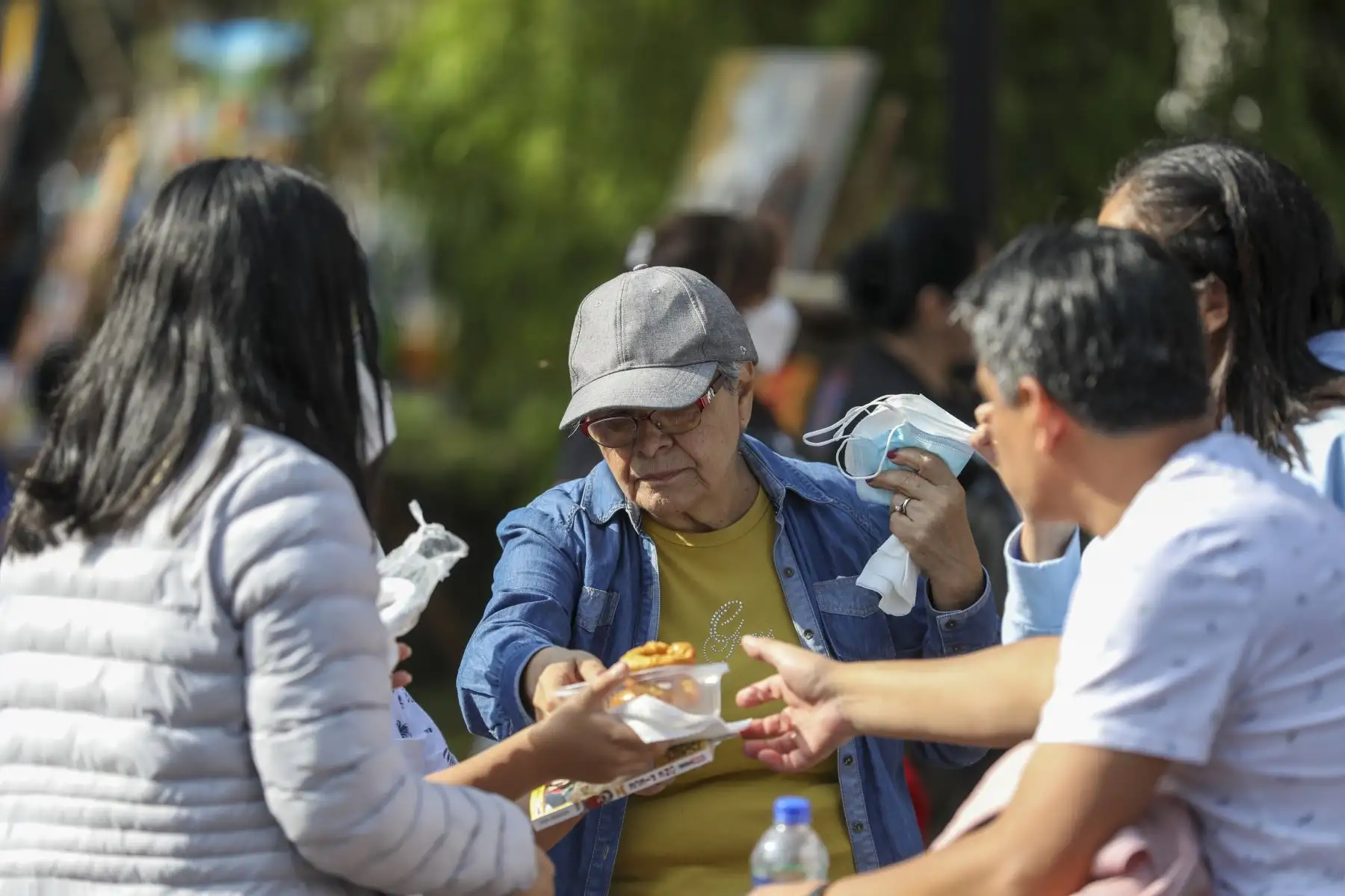 Personas dejan de usar la mascarilla de manera opcional desde este 1 de mayo en Lima Metropolitana, Lima provincias, Callao, Ica y Áncash solo estos departamentos cumplen con los requisitos de vacunación. Foto: ANDINA/Carla Patiño
