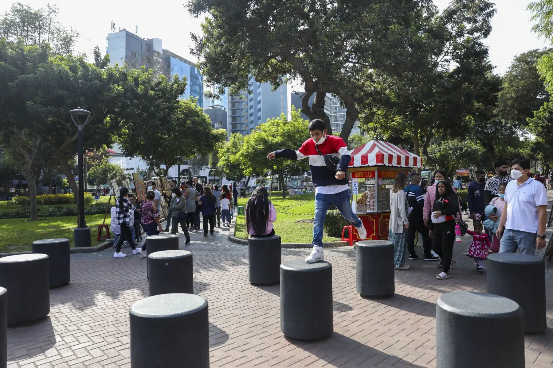 Personas dejan de usar la mascarilla de manera opcional desde este 1 de mayo en Lima Metropolitana, Lima provincias, Callao, Ica y Áncash solo estos departamentos cumplen con los requisitos de vacunación. Foto: ANDINA/Carla Patiño