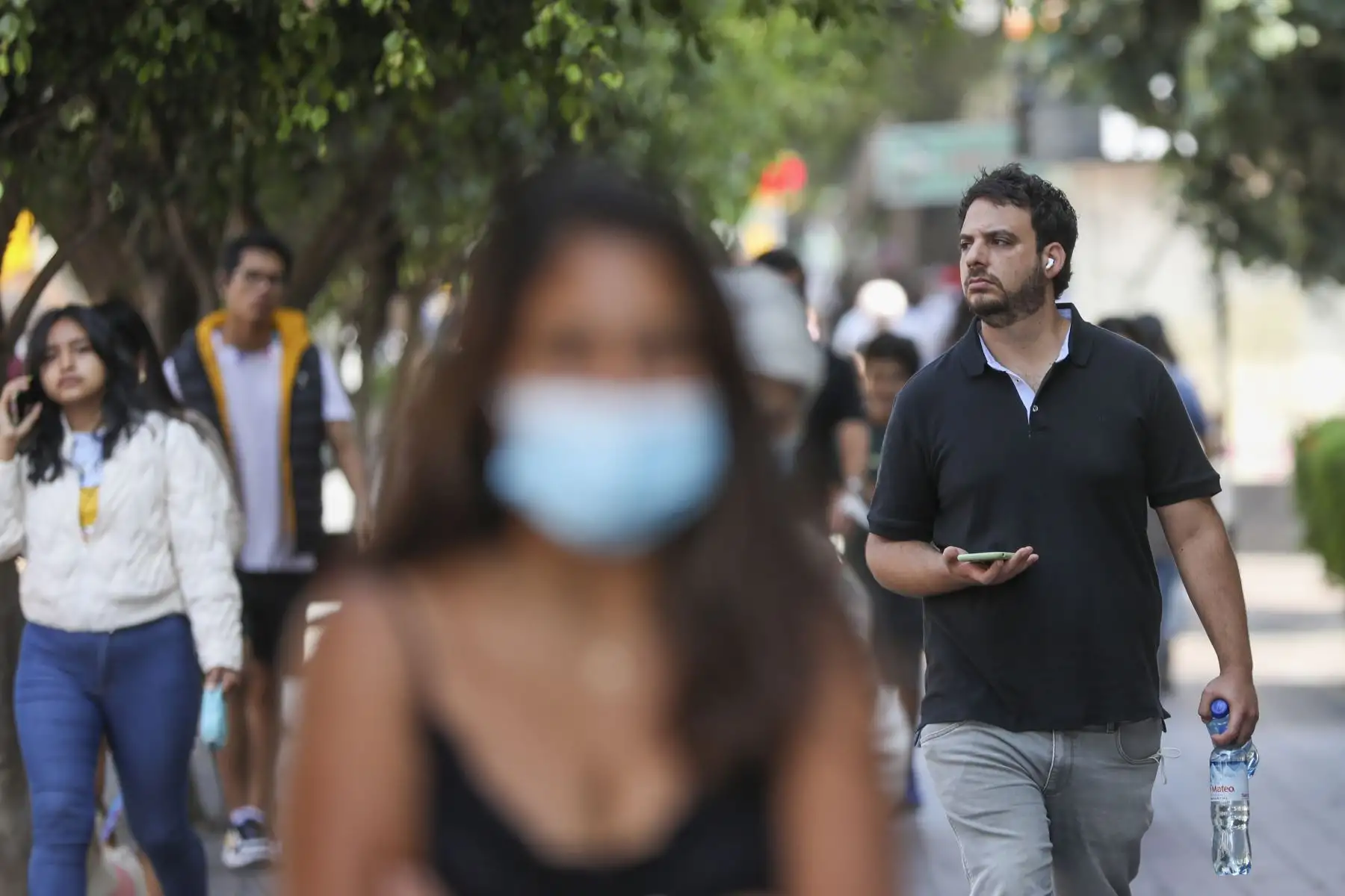 El Gobierno oficializó la medida que establece que desde este 1 de mayo es opcional el uso de la mascarilla en espacios abiertos solo en los departamentos donde el 80% de la población mayor de 60 años tenga las 3 dosis de la vacuna contra el covid-19. Foto: ANDINA/Carla Patiño