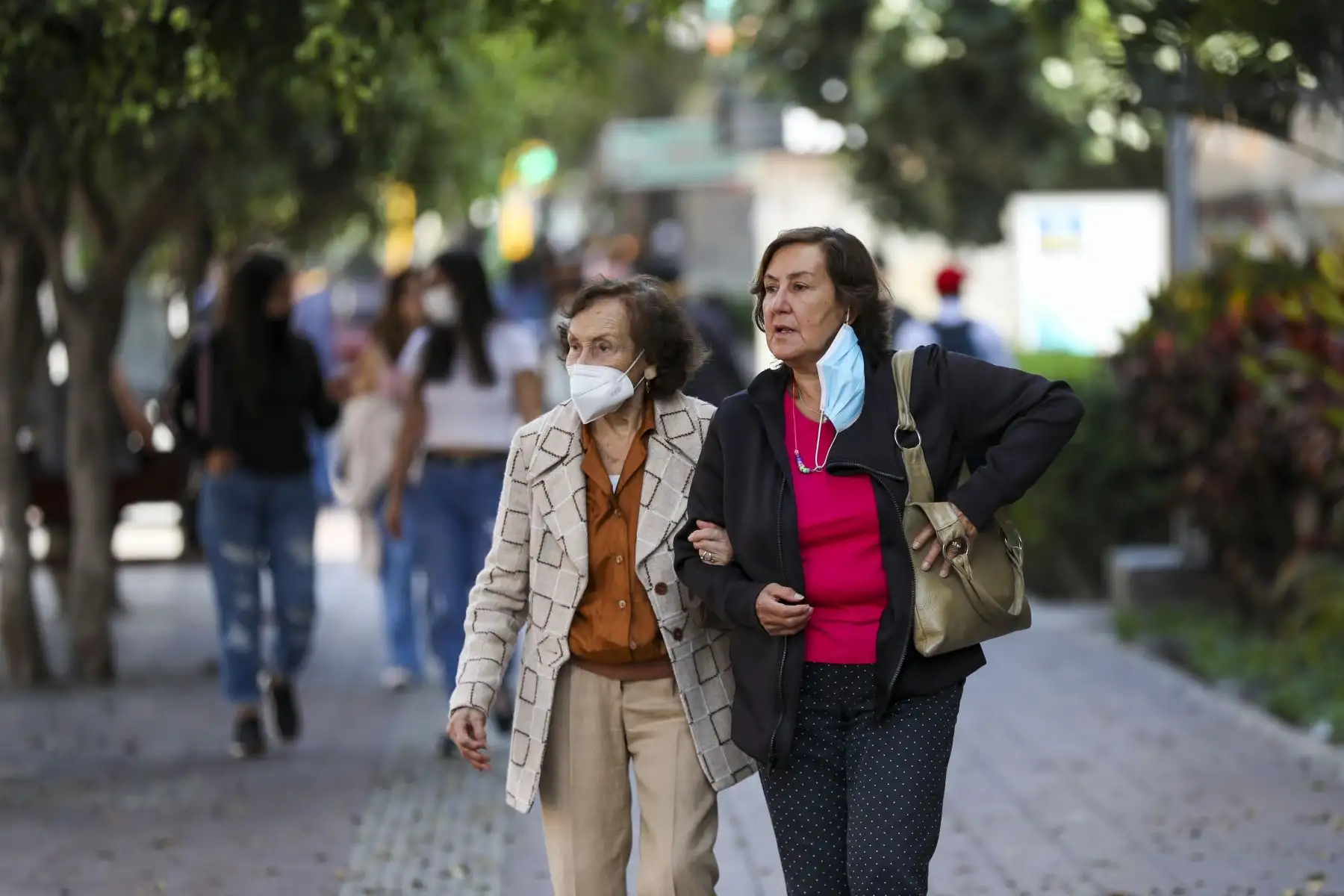 Personas dejan de usar la mascarilla de manera opcional desde este 1 de mayo en Lima Metropolitana, Lima provincias, Callao, Ica y Áncash solo estos departamentos cumplen con los requisitos de vacunación. Foto: ANDINA/Carla Patiño