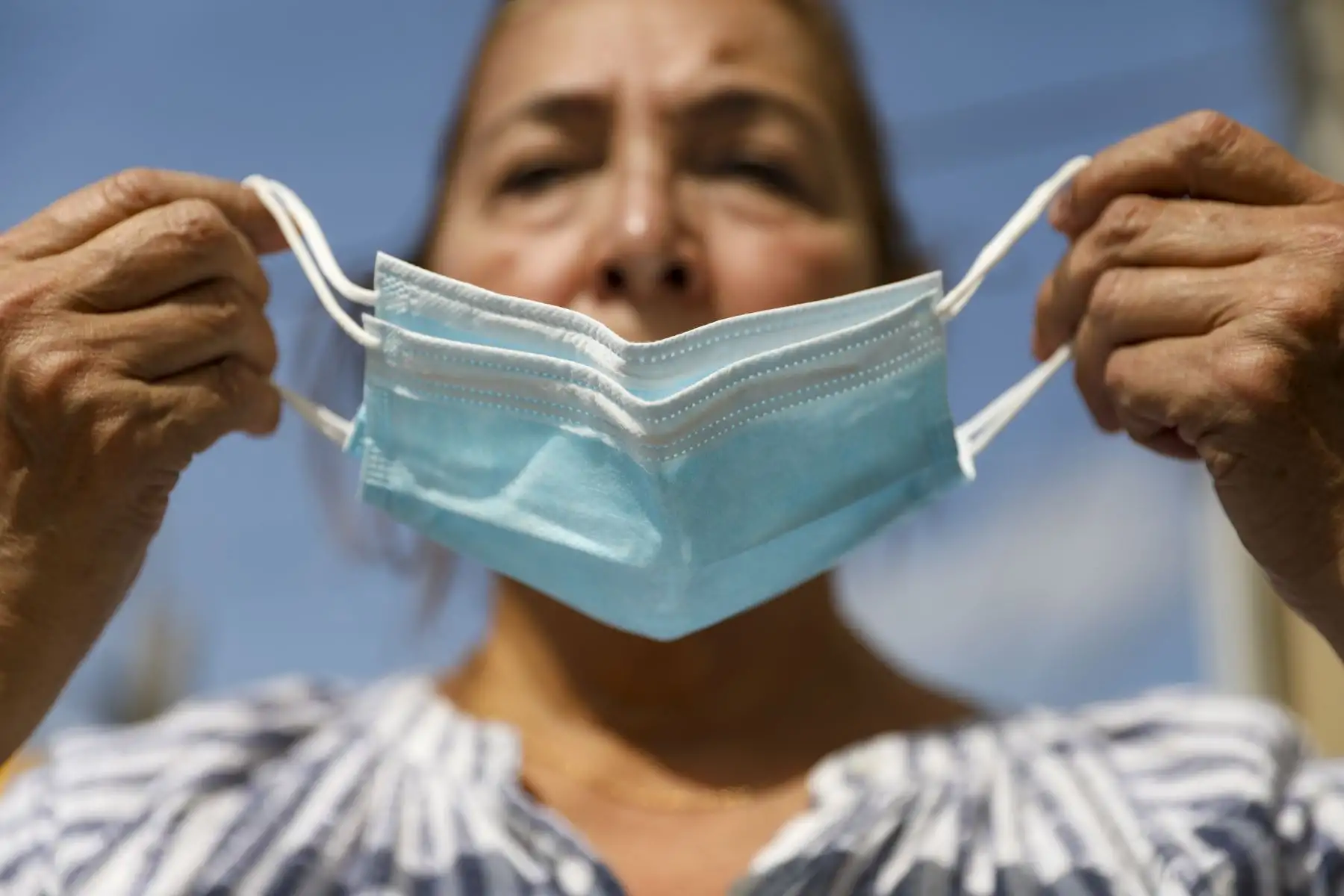 El Gobierno oficializó la medida que establece que desde este 1 de mayo es opcional el uso de la mascarilla en espacios abiertos solo en los departamentos donde el 80% de la población mayor de 60 años tenga las 3 dosis de la vacuna contra el covid-19. Foto: ANDINA/Carla Patiño