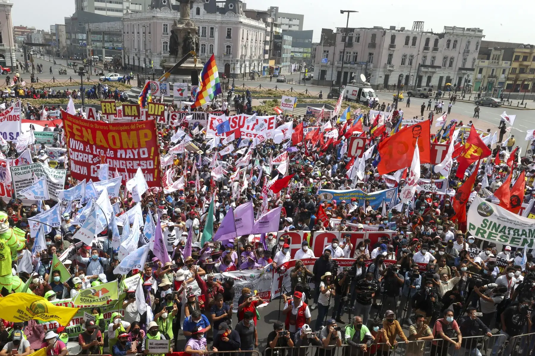 El presidente de la República, Pedro Castillo sostuvo encuentro con dirigentes y representantes de la Confederación General de Trabajadores del Perú (CGTP), en el Día Internacional del Trabajo en la Plaza Dos de Mayo. Foto: Presidencia Perú