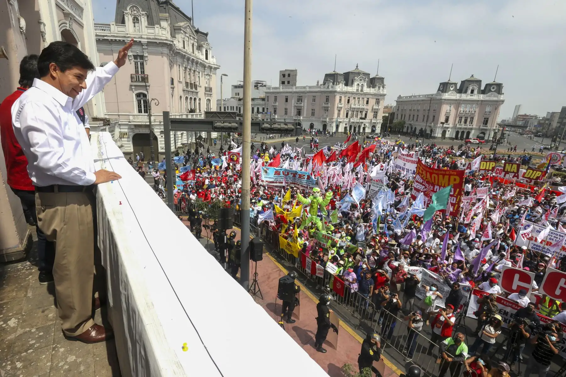 El presidente de la República, Pedro Castillo sostuvo encuentro con dirigentes y representantes de la Confederación General de Trabajadores del Perú (CGTP), en el Día Internacional del Trabajo en la Plaza Dos de Mayo. Foto: Presidencia Perú