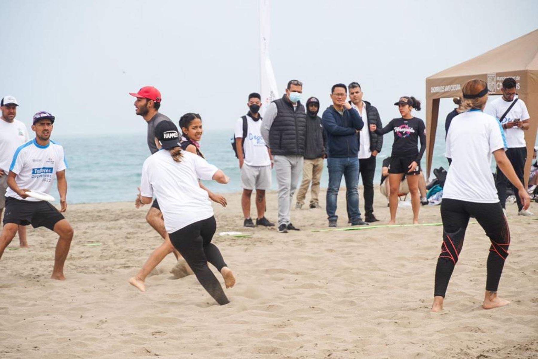 Chorrillos realiza evento deportivo en cancha frente al mar y dice adiós a la mascarilla
