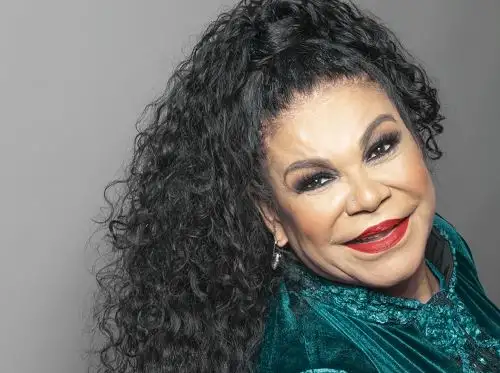 Eva Ayllón relanza su disco “En escena”.