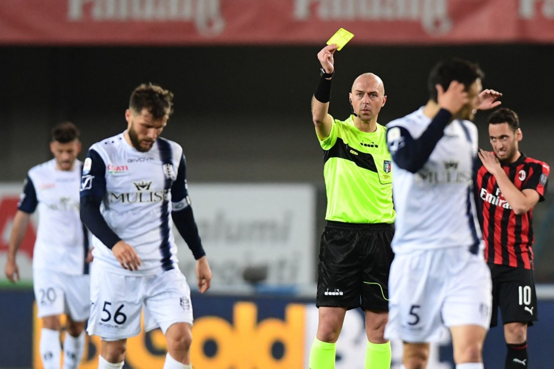 Árbitros son suspendidos por validar un gol ilegal en la Liga de Italia