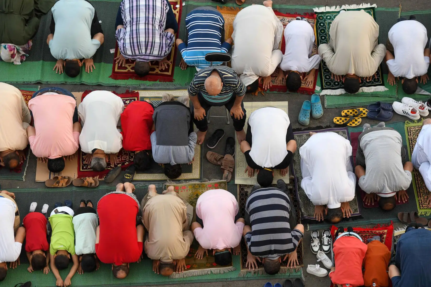 Devotos musulmanes rezando el primer día de Eid al-Fitr, que marca el final del sagrado mes de ayuno del Ramadán, en el barrio de Heliópolis, en la capital egipcia, El Cairo. Foto: AFP