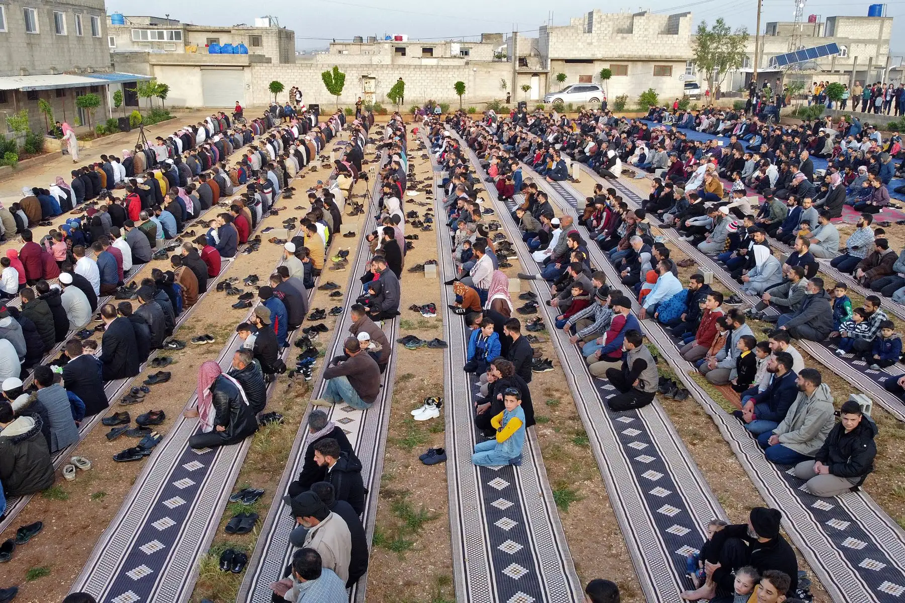 Una vista aérea muestra a los devotos musulmanes rezando el primer día de Eid al-Fitr, que marca el final del sagrado mes de ayuno del Ramadán, en un campamento para desplazados internos sirios cerca de la ciudad de al-Bab, controlada por Turquía, en el campo oriental de Siria. Foto: AFP