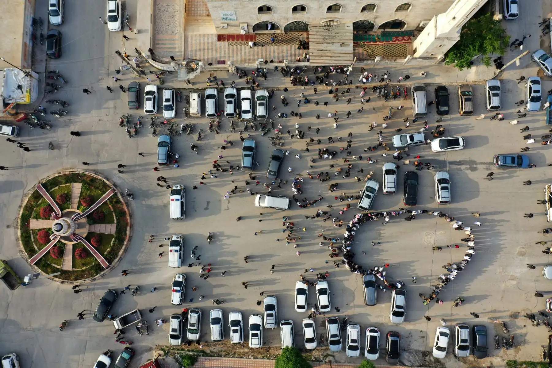 Una vista aérea muestra a los devotos musulmanes reunidos para rezar el primer día de Eid al-Fitr, que marca el final del mes sagrado de ayuno del Ramadán, en la ciudad de Idlib, en el noroeste de Siria. Foto: AFP