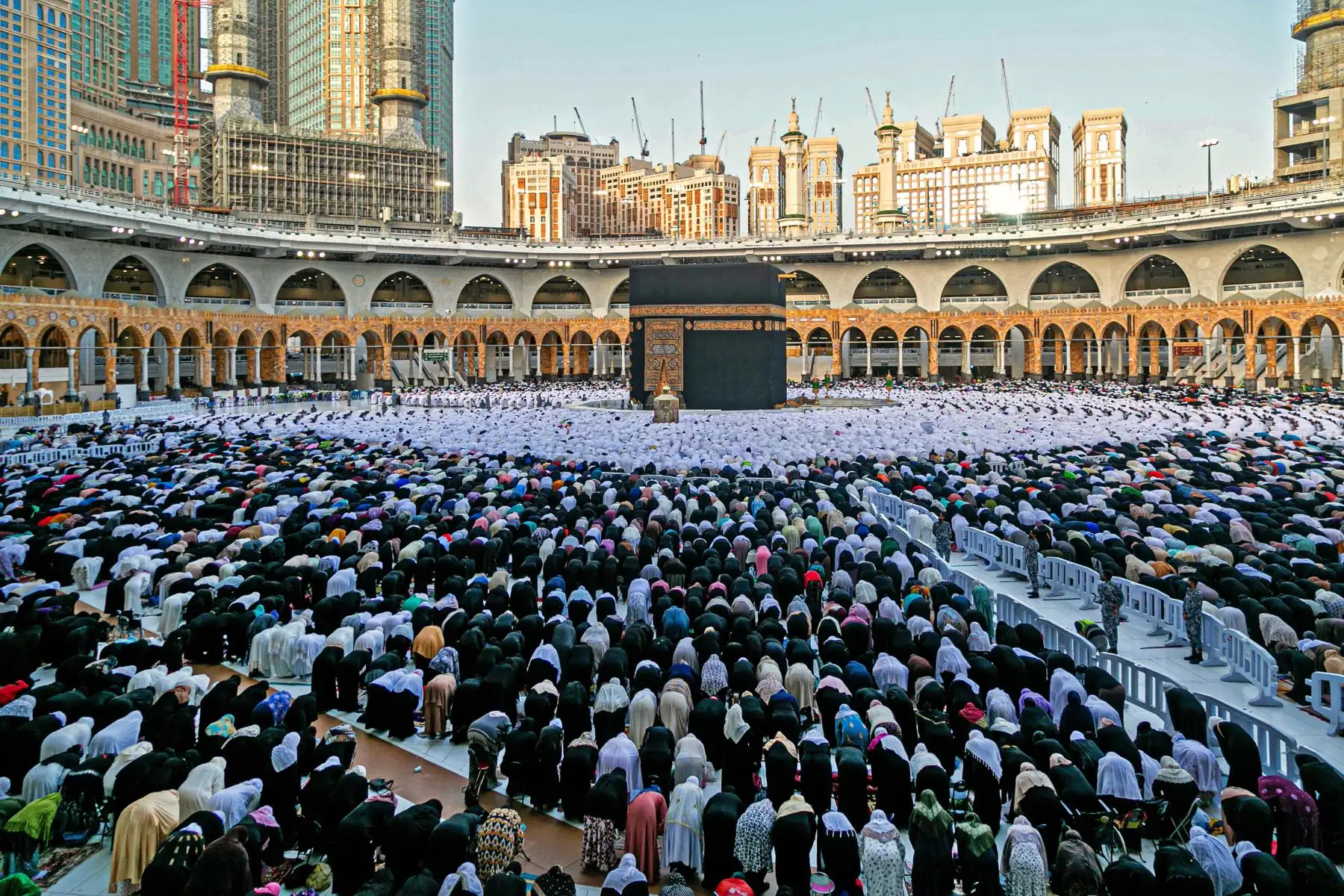 Fieles musulmanes se reúnen ante la Kaaba en la Gran Mezquita de la ciudad santa de La Meca, en Arabia Saudita, para asistir a las oraciones de Eid al-Fitr, la festividad musulmana que comienza al concluir el mes sagrado de ayuno del Ramadán. Foto: AFP