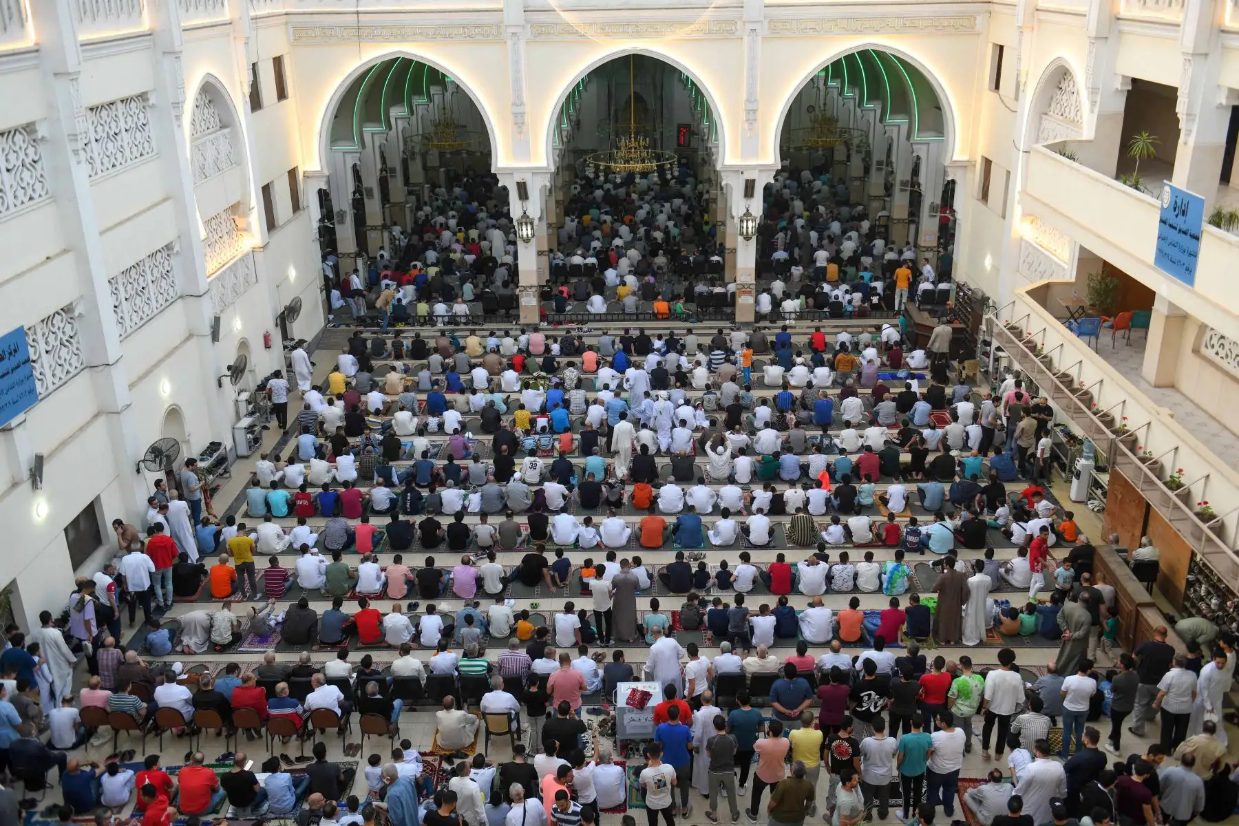 Una vista aérea muestra a los devotos musulmanes rezando el primer día de Eid al-Fitr, que marca el final del sagrado mes de ayuno del Ramadán, en el barrio de Heliópolis, en la capital egipcia, El Cairo. Foto: AFP