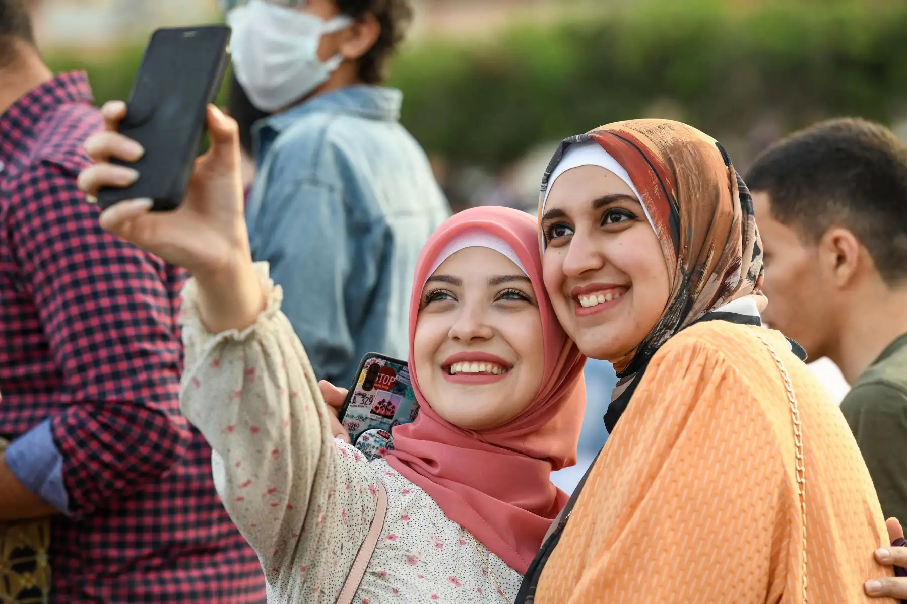 Fieles se toman un selfie mientras los musulmanes se reúnen el primer día de Eid al-Fitr, que marca el final del sagrado mes de ayuno del Ramadán, en el barrio de Heliópolis, en la capital egipcia, El Cairo. Foto: AFP