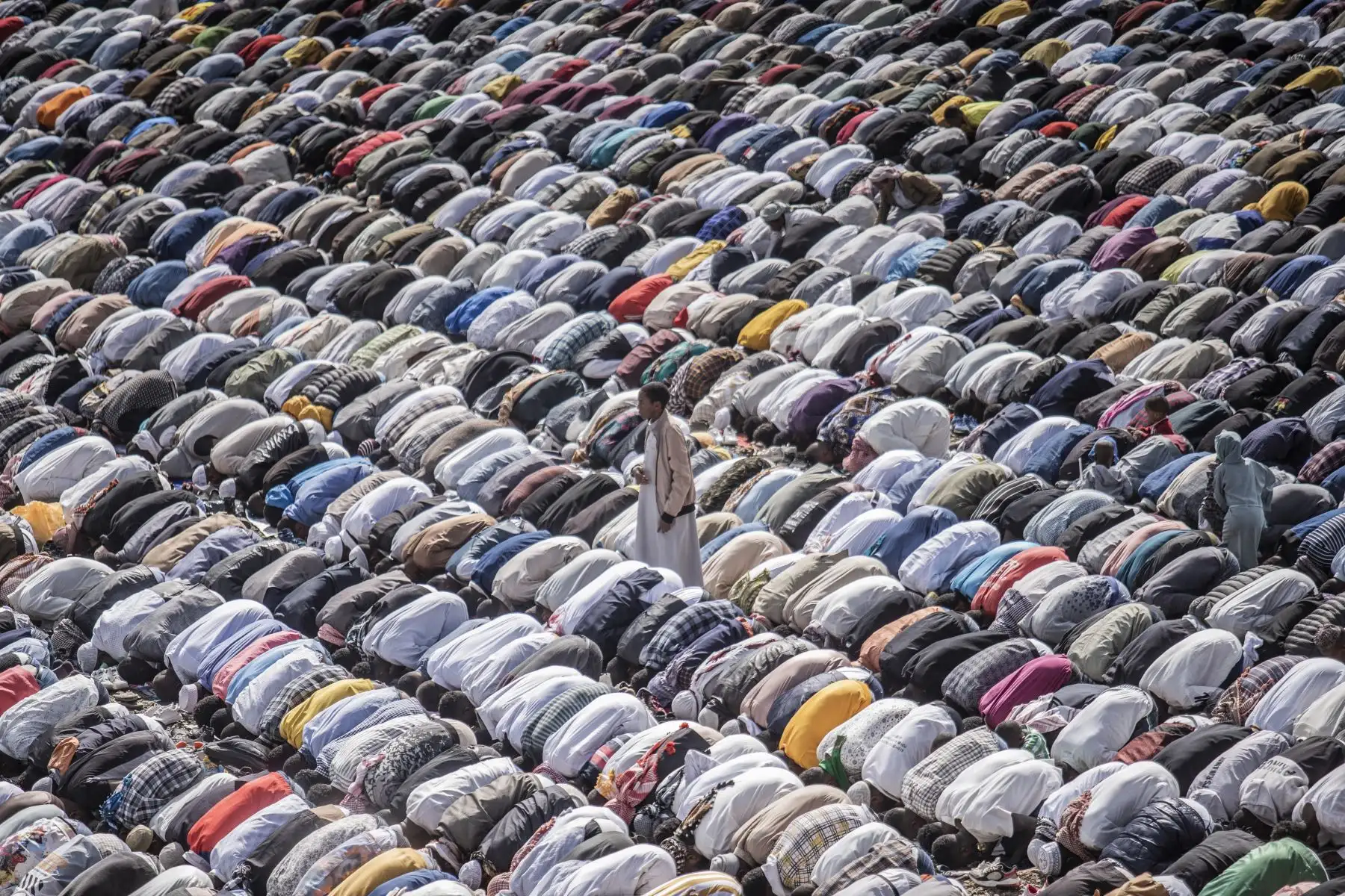 Fieles musulmanes rezan durante el sermón matutino de Eid al-Fitr en un estadio de fútbol en Addis Abeba, Etiopía, mientras los musulmanes de todo el mundo marcan el final del mes sagrado del Ramadán. Foto: AFP