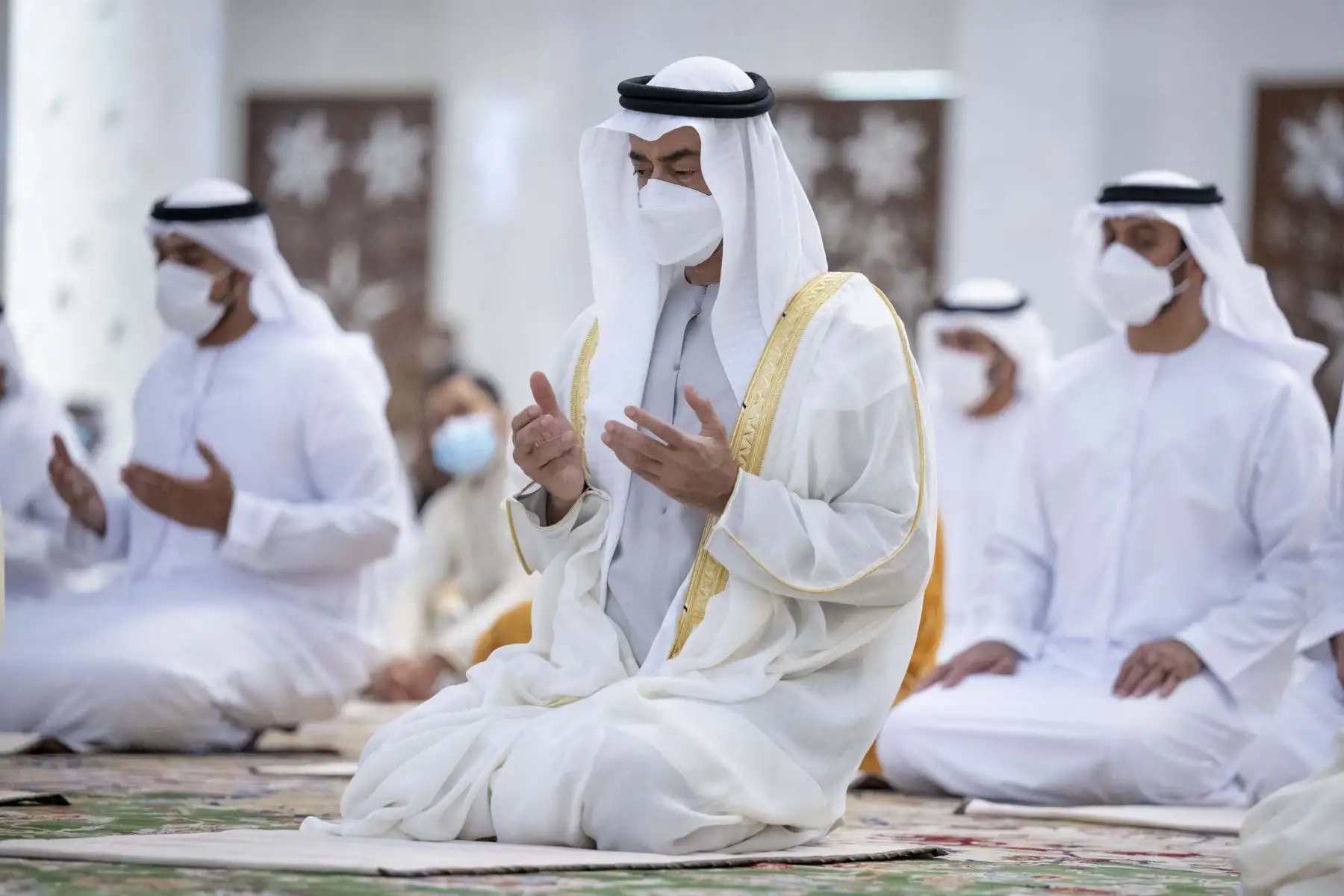 El Príncipe Heredero de Abu Dhabi y Comandante Supremo Adjunto de las Fuerzas Armadas de los Emiratos Árabes Unidos, Mohamed bin Zayed al-Nahyan, rezando en la Gran Mezquita Sheikh Zayed en Abu Dhabi el primer día de Eid al-Fitr, que marca el final del sagrado mes de ayuno musulmán del Ramadán. Foto: AFP