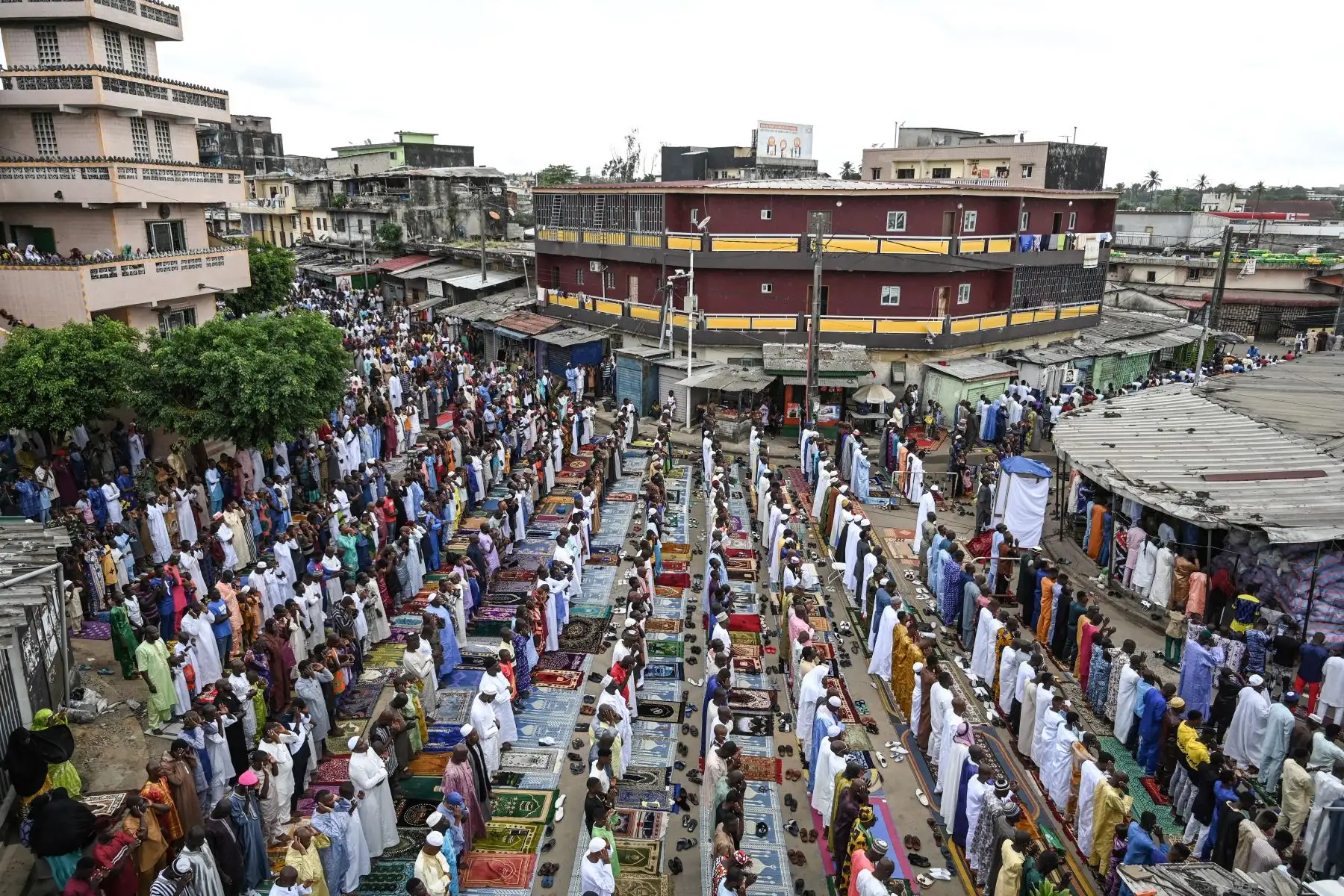 Musulmanes rezan durante la oración matutina de Eid al-Fitr, que marca el final del sagrado mes de ayuno del Ramadán, frente a una mezquita en Adjame, un distrito popular de Abiyán. Foto: AFP