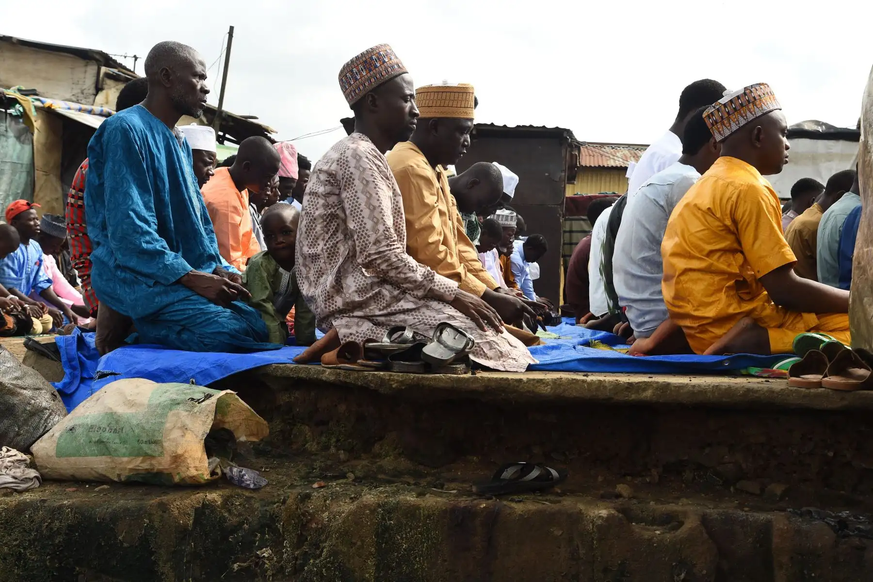 Musulmanes rezan para celebrar Eid al-Fitr en las instalaciones de la Mezquita Kara, Ibafo, estado de Ogun en el suroeste de Nigeria. Foto: AFP