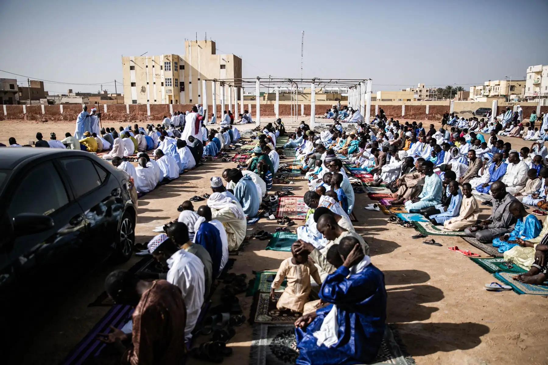 Musulmanes rezan para celebrar Eid al-Fitr en las instalaciones de la Mezquita Kara, Ibafo, estado de Ogun en el suroeste de Nigeria. Foto: AFP