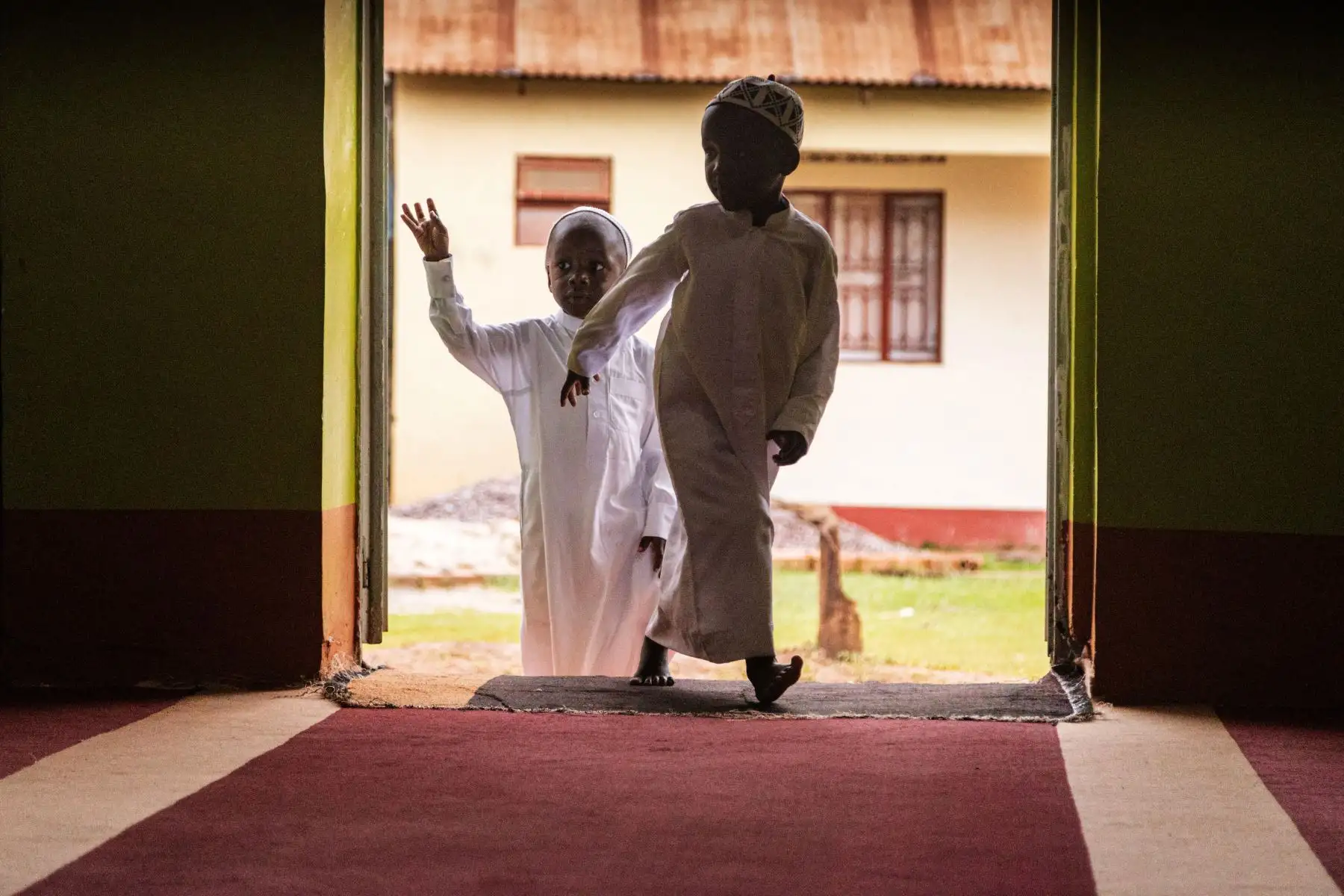 Niños ingresan a la Mezquita Noor para asistir a la oración de Eid al-Fitr en Kampala, Uganda. Foto: AFP