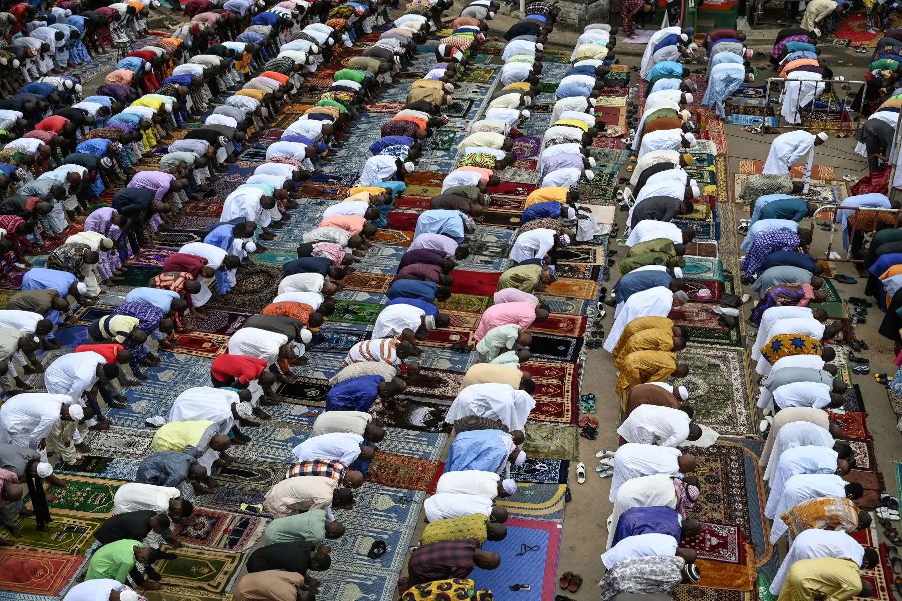 Musulmanes rezan durante la oración matutina de Eid al-Fitr, que marca el final del sagrado mes de ayuno del Ramadán, frente a una mezquita en Adjame, un distrito popular de Abiyán. Foto: AFP