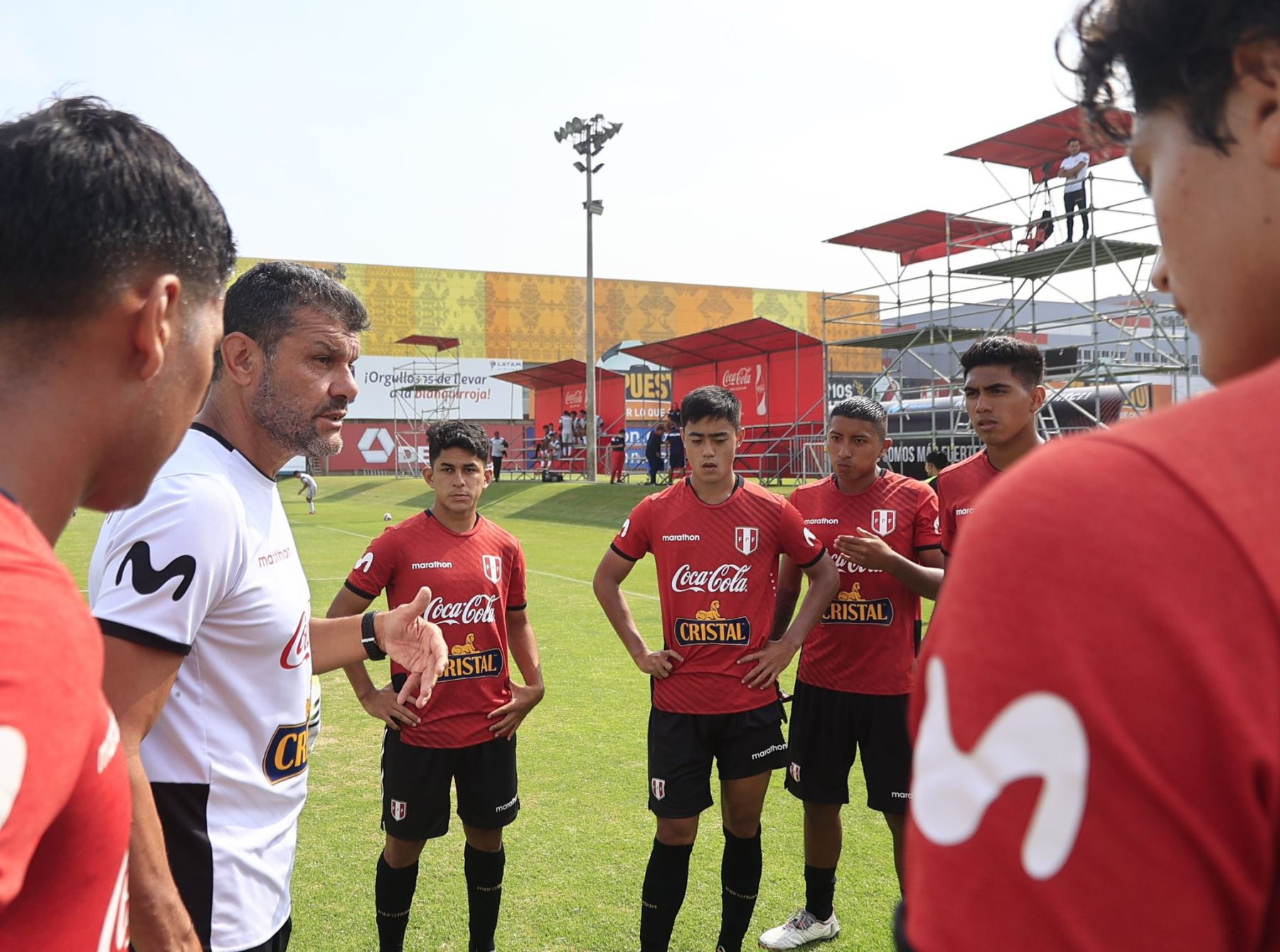 Gustavo Roverano dirige una práctica de la selección peruana Sub-20