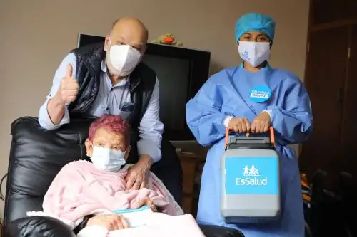 EsSalud vacunará contra la influenza a adultos mayores en sus casas