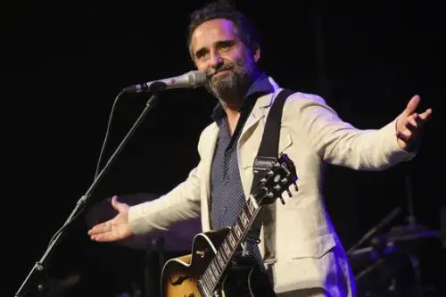 Con 14 discos, y pese a que podría dedicarse a cantar solo sus "grandes éxitos", es el "volver a sentirse vivo" lo que impulsa al uruguayo Jorge Drexler al comienzo de una gira mundial que deja atrás la sombra de la pandemia y celebra en canciones la "pulsión de vida". Foto: Internet