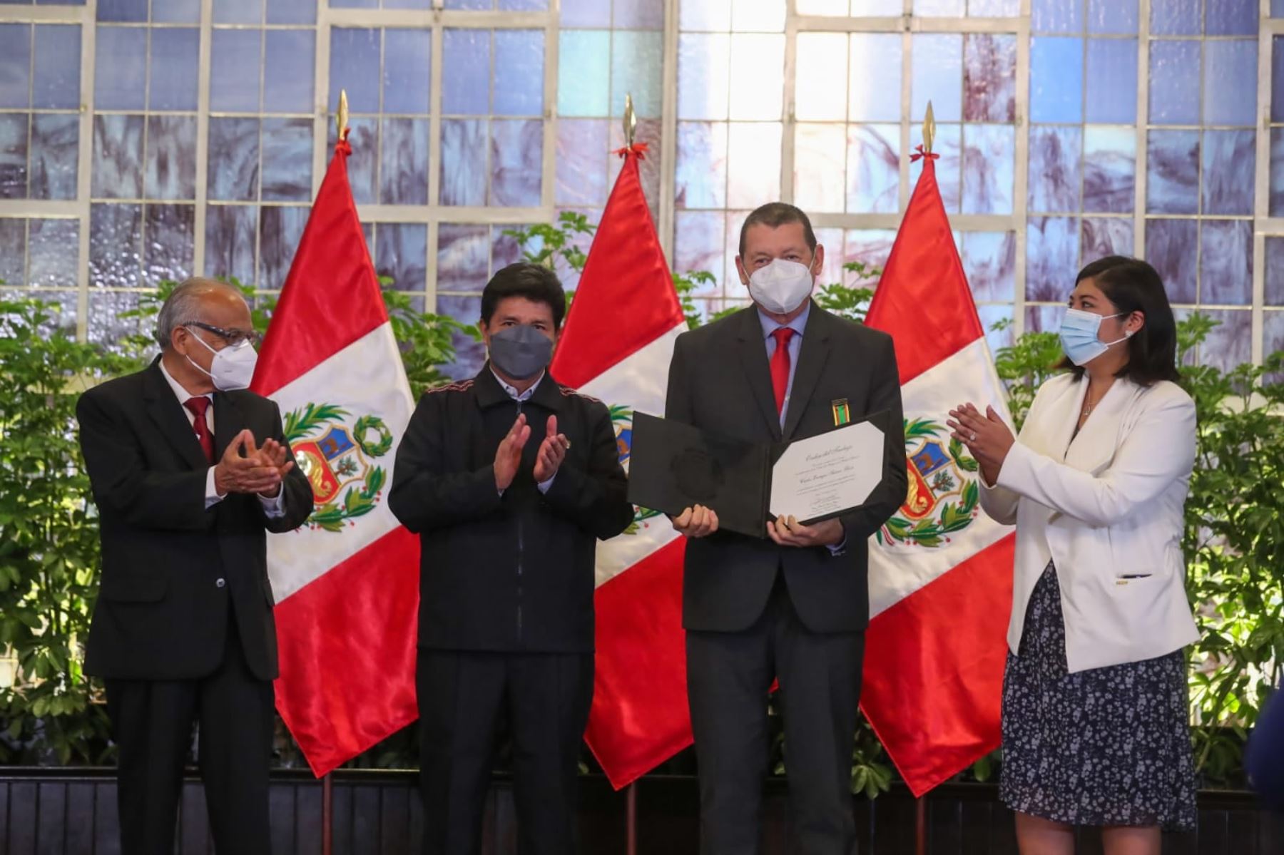 Presidencia condecora a servidor de El Peruano con la Orden del Trabajo 2022