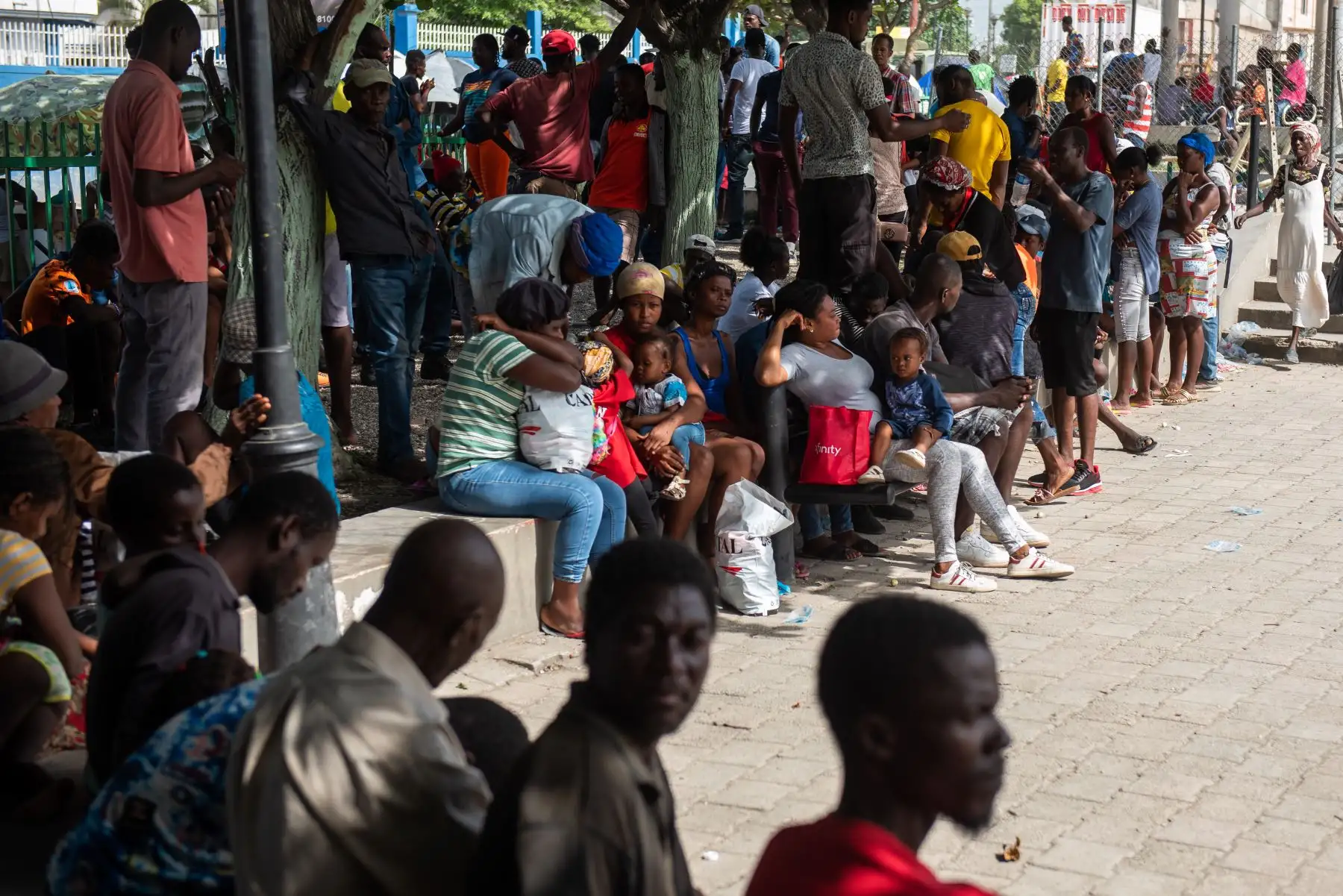 Cientos de personas buscan refugio tras huír de sus barrios por la violencia de las banda en Puerto Príncipe. Varios centenares de familias huyeron este lunes de las zonas de Cité Soleil, Drouillard, Brooklyn, Boston, Carrefour Vincent y Trois Mains, invadidas por grupos armados que se disputan los territorios de la entrada norte de la capital de Haití. Foto: EFE