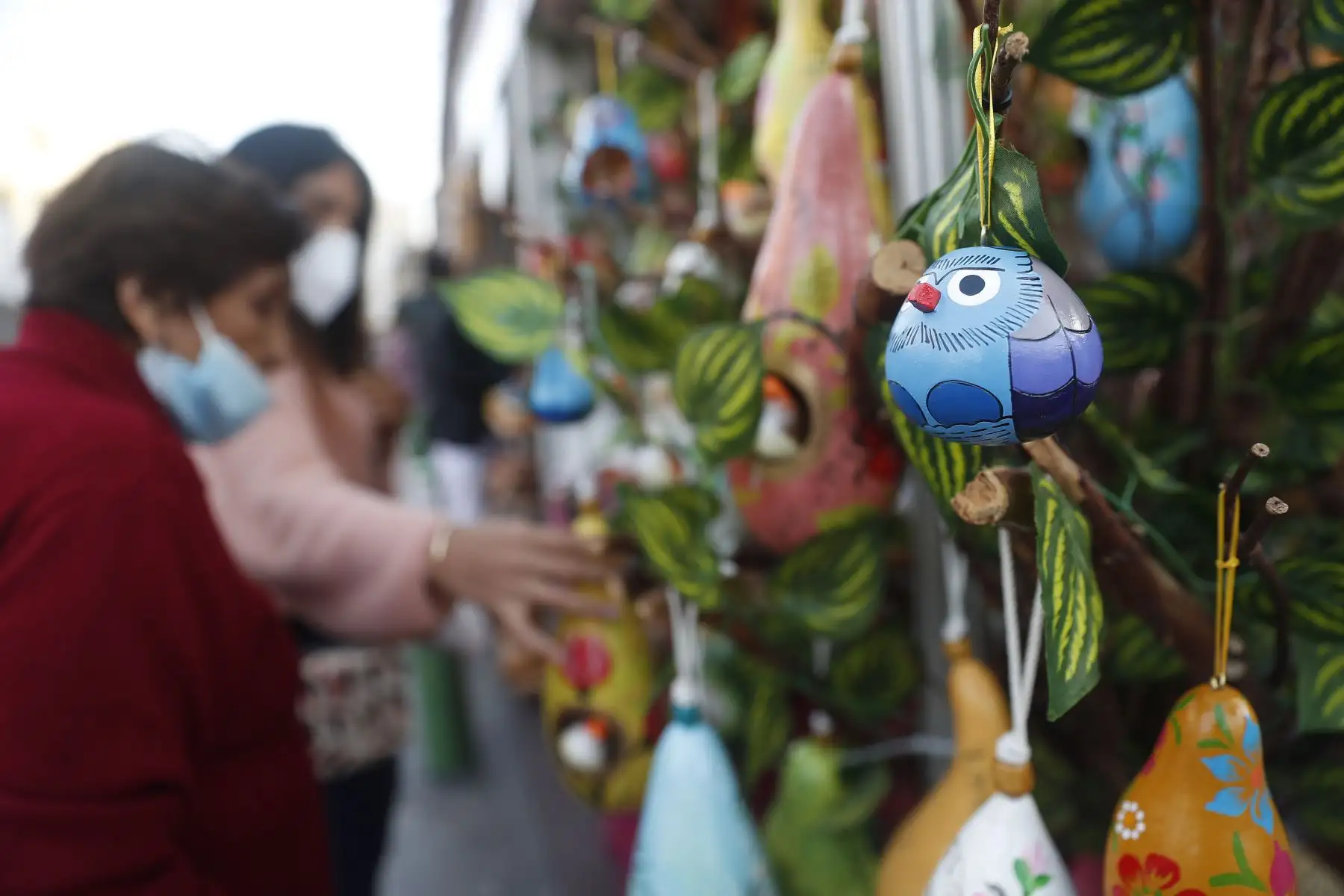 Decenas de personas acuden a la feria artesanal y agroindustrial "Reactívate Ayacucho 2022" que se presenta en el Parque Kennedy de Miraflores. Foto: ANDINA/Renato Pajuelo