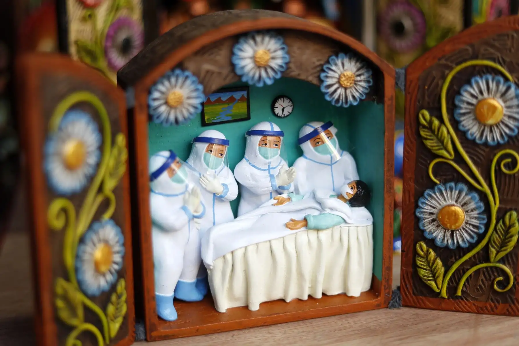 Un retablo en homenaje a los médicos de primera línea que atendieron a pacientes covid-19 en la etapa más dura de la pandemia. Foto: ANDINA/Renato Pajuelo