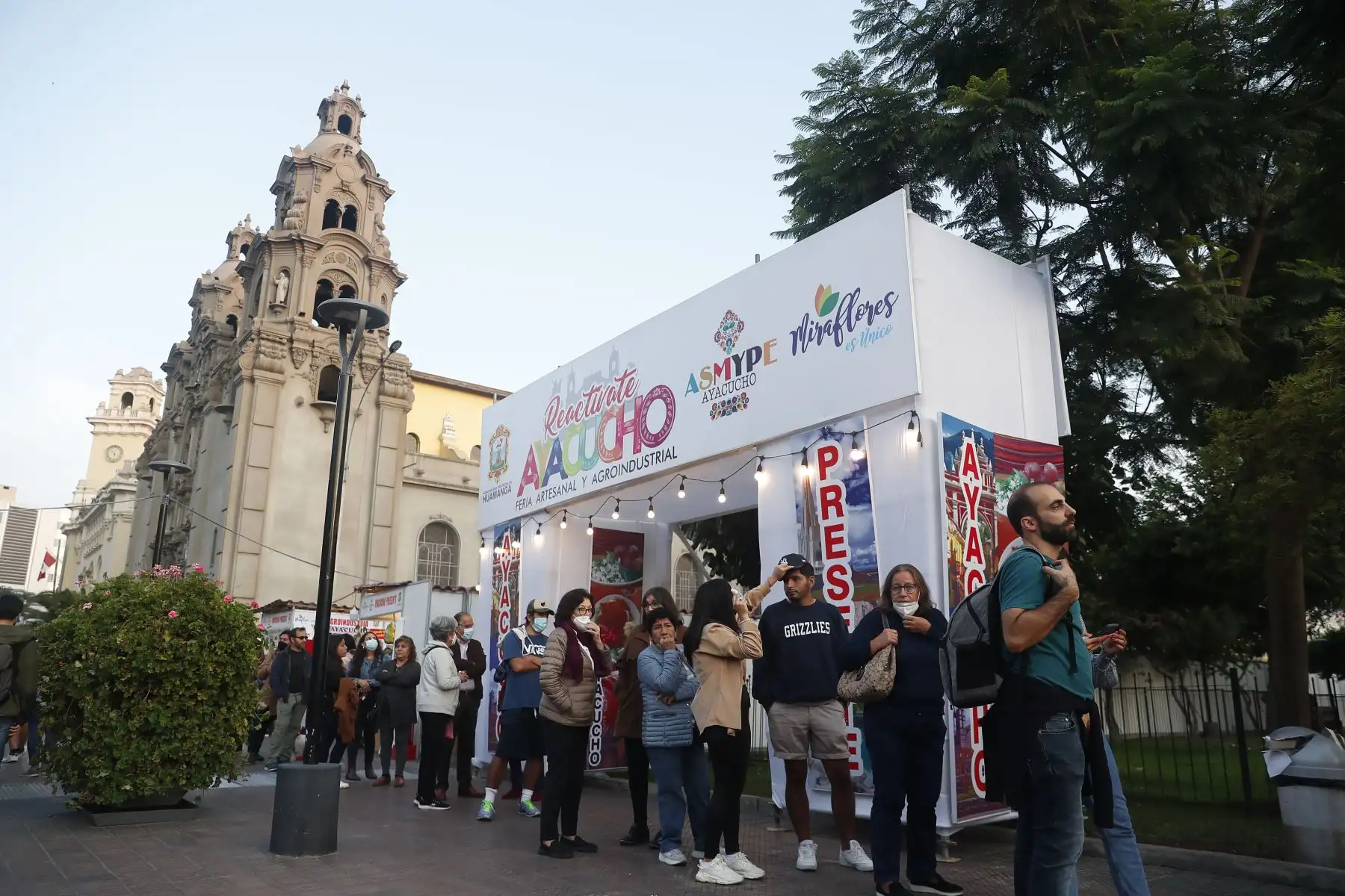 Decenas de personas acuden a la feria artesanal y agroindustrial "Reactívate Ayacucho 2022" que se presenta en el Parque Kennedy de Miraflores. Foto: ANDINA/Renato Pajuelo