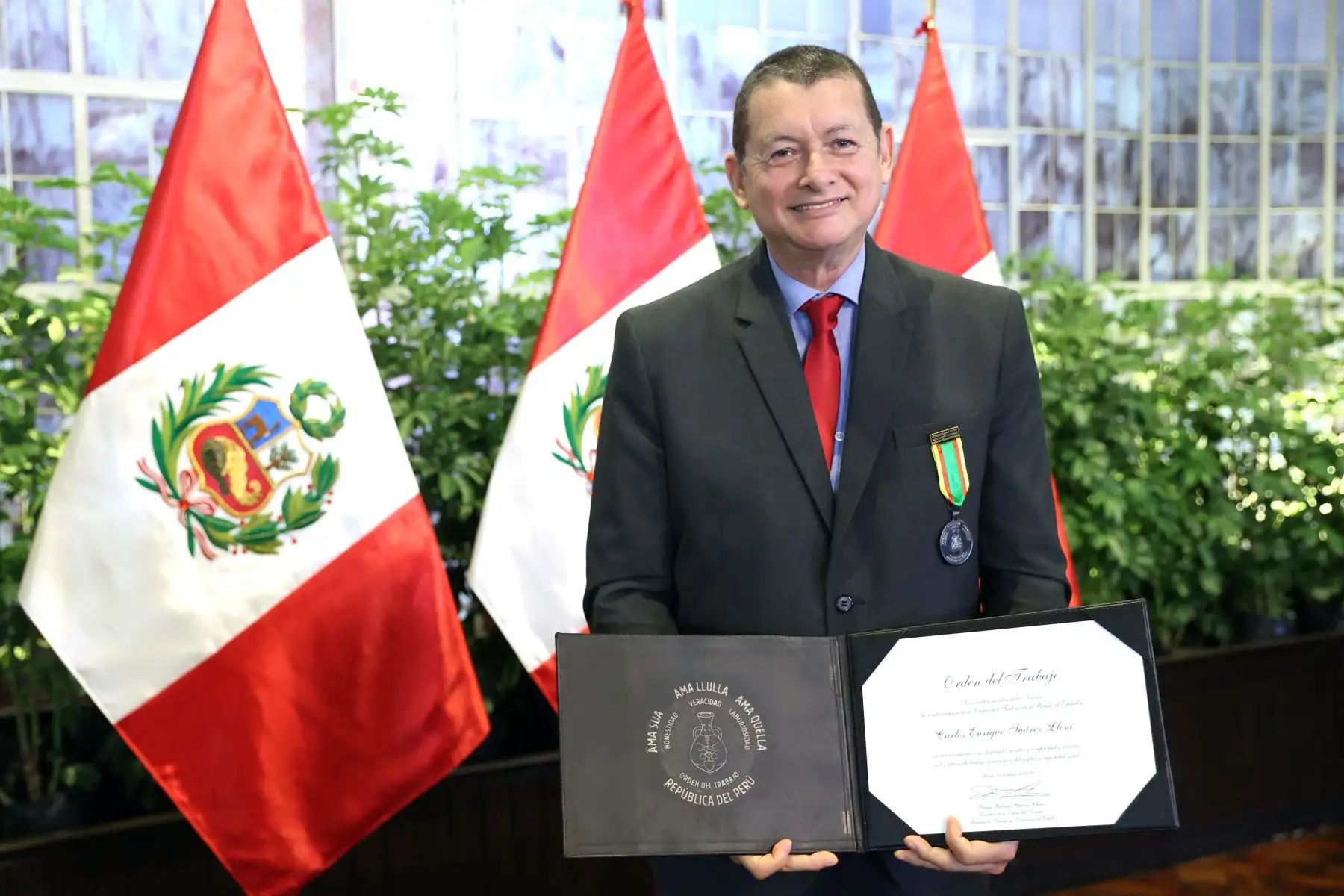 Carlos Suárez Llosa, socio de la Asociación Peruana de Promoción e Integración del Sordo (APPIS) y trabajador del Diario el Peruano, recibe la condecoración en grado de Oficial.
Foto: ANDINA/Presidencia Perú