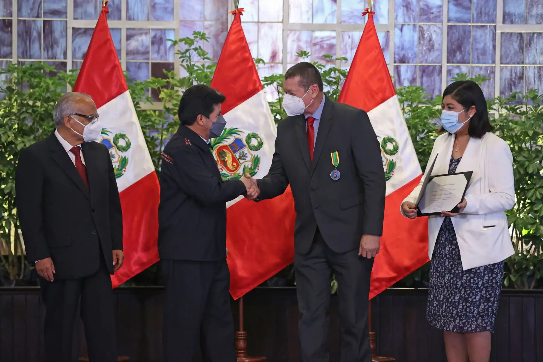 Carlos Suárez Llosa, socio de la Asociación Peruana de Promoción e Integración del Sordo (APPIS) y trabajador del Diario el Peruano, recibe la condecoración en grado de Oficial.
Foto: ANDINA/Presidencia Perú