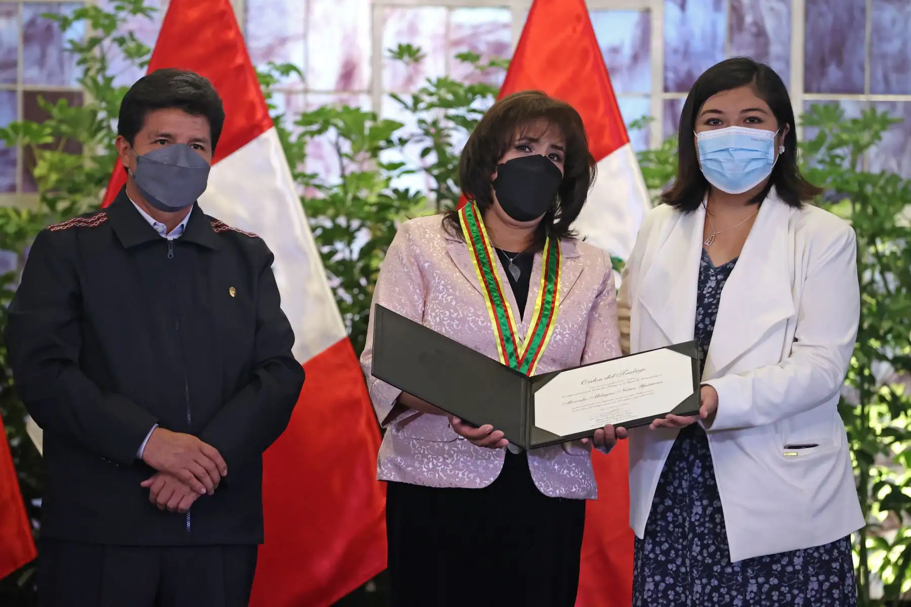 Mercedes Núñez Gutiérrez, primera mujer presidenta de la Confederación de Trabajadores del Perú, recibe la condecoración en grado de Comendador.
Foto: ANDINA/Presidencia Perú
