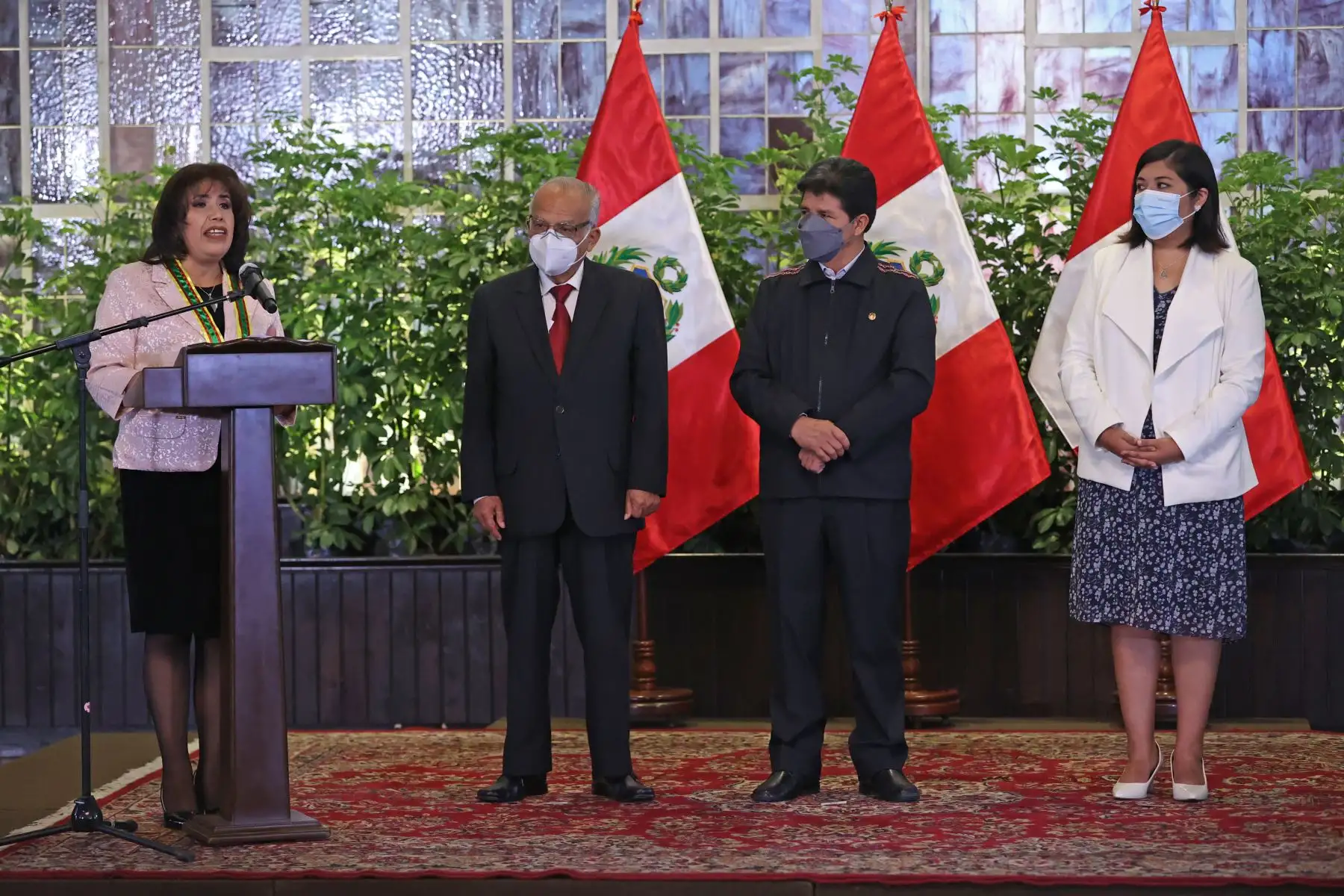 Mercedes Núñez Gutiérrez, primera mujer presidenta de la Confederación de Trabajadores del Perú, recibe la condecoración en grado de Comendador.
Foto: ANDINA/Presidencia Perú